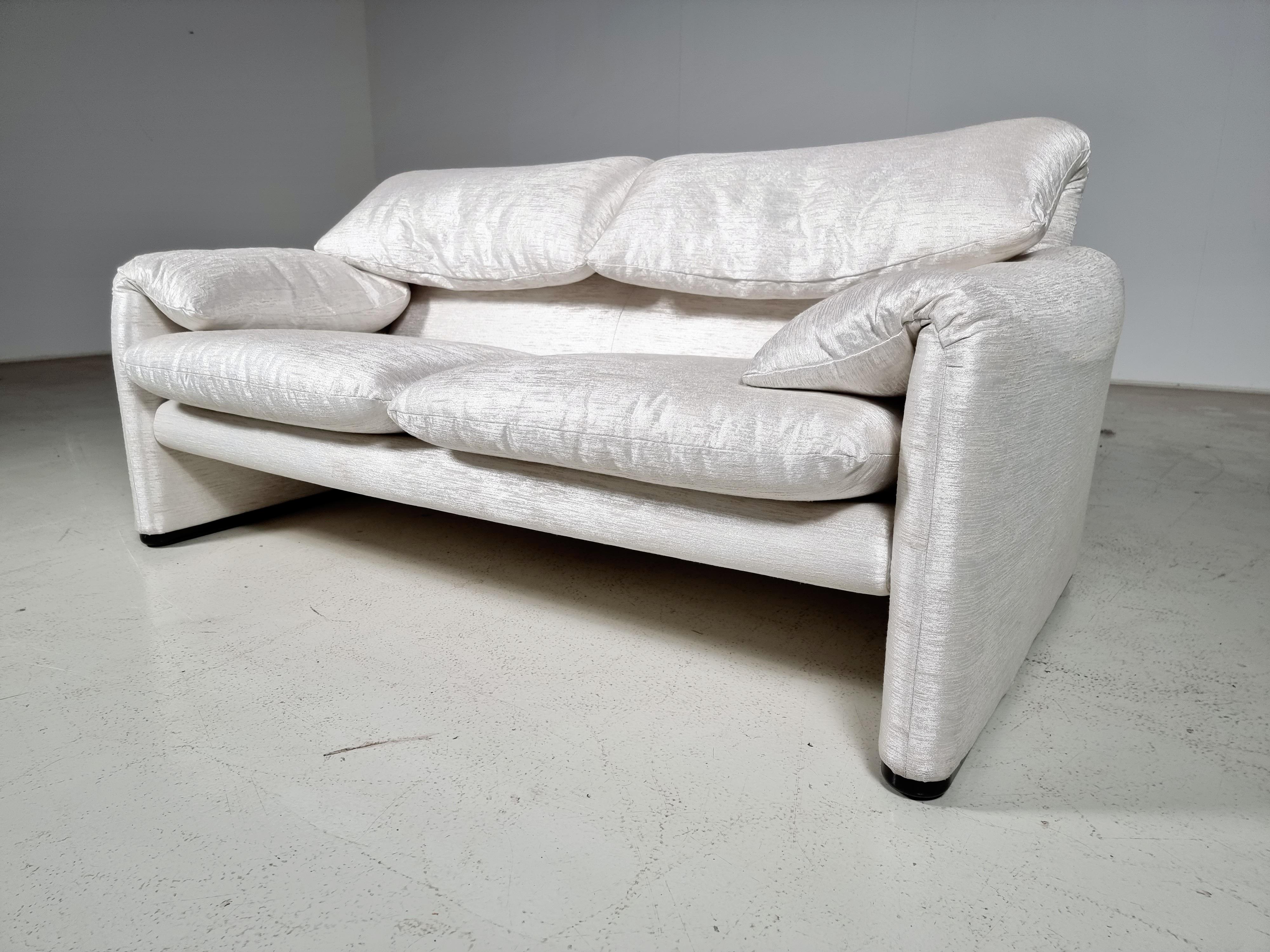 This Maralunga sofa was designed by Vico Magistretti for Cassina in 1973. It is an original version of the seventies. Reupholstered in a silk/cotton Zinc fabric. With steel structure. The backrests can be raised or lowered for total comfort. This