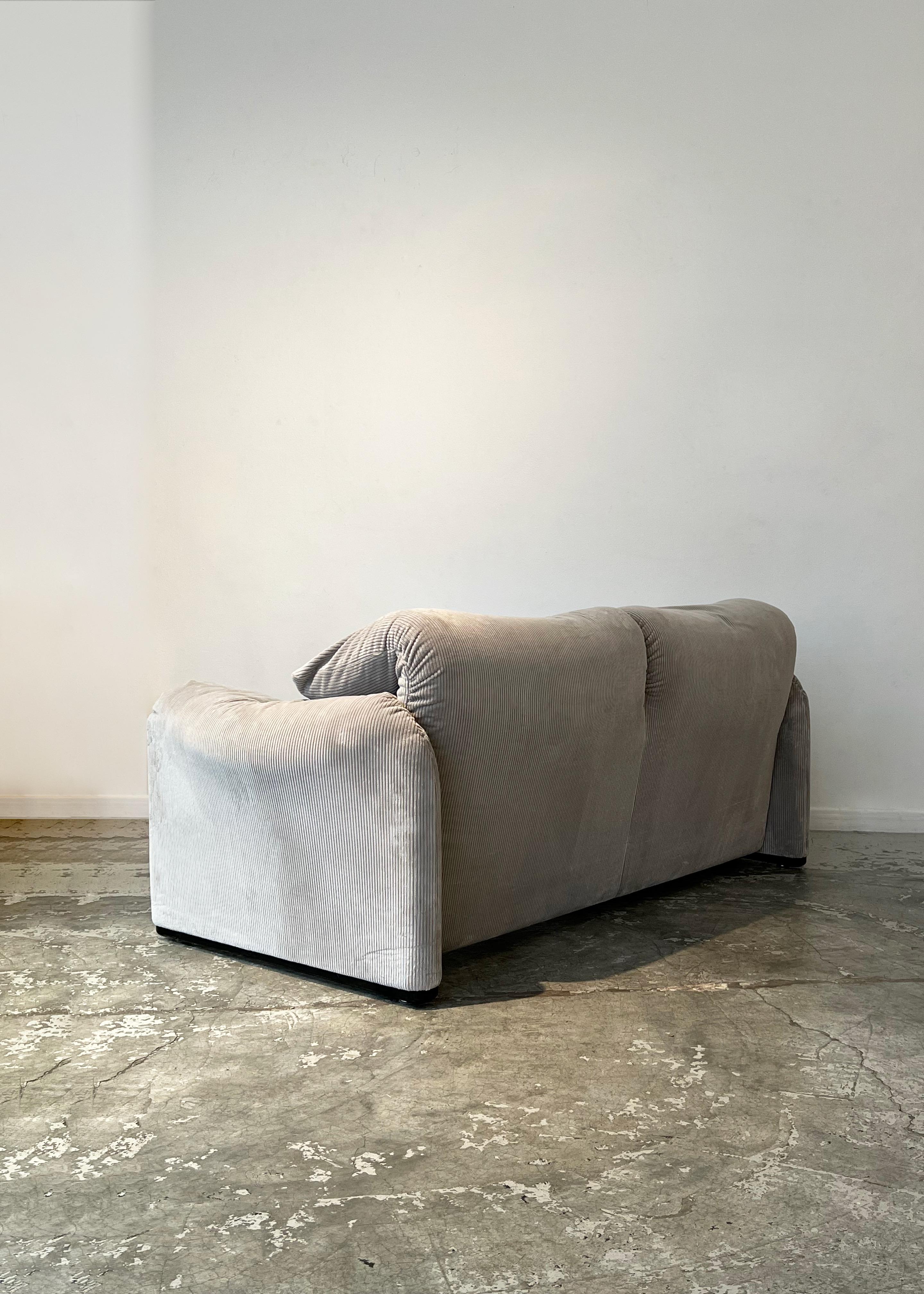 The Maralunga sofa was created in 1973 by Vico Magistretti for the Italian firm Cassina. Known for his creations using simple, essential forms and the use of innovative materials for that time, he engaged in numerous partnerships with the new