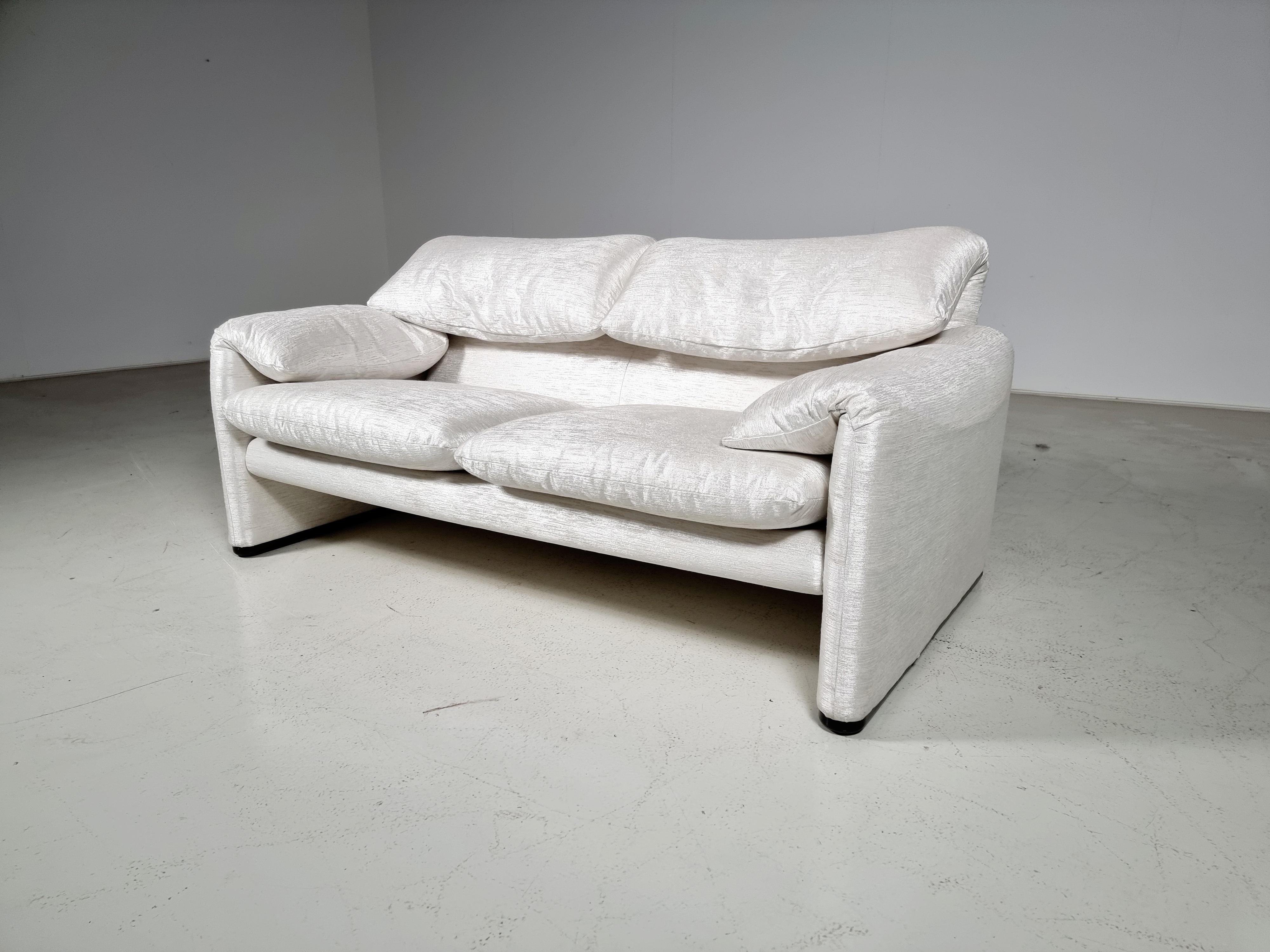 Mid-Century Modern 2-Seater Maralunga Sofa by Vico Magistretti for Cassina, 1970s