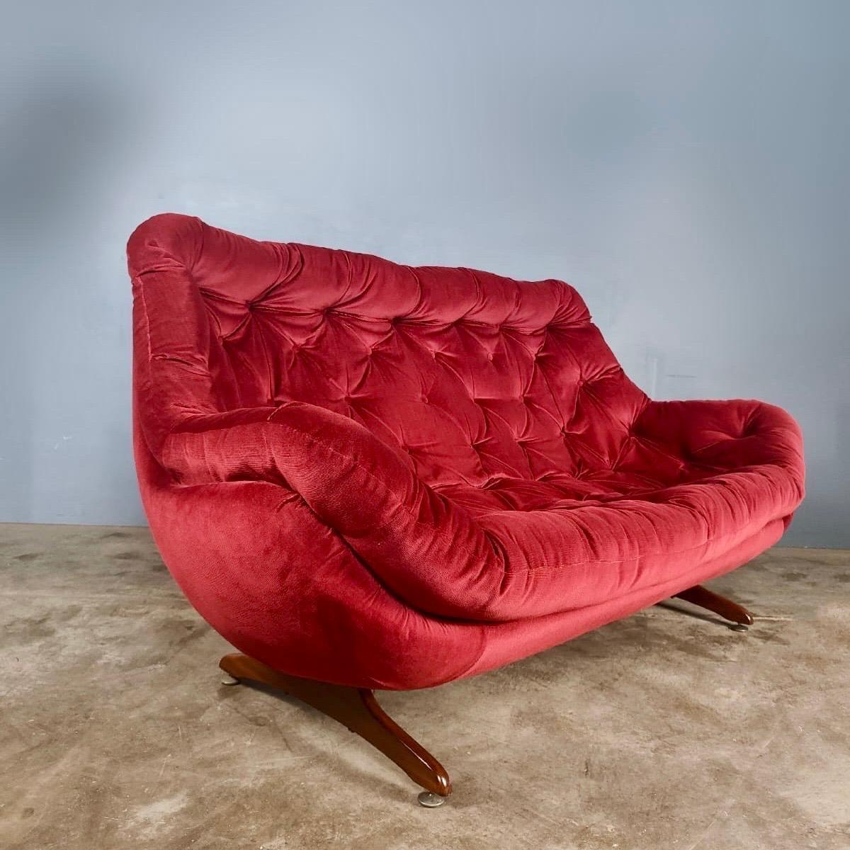 Neuer Bestand ✅

2 Sitzer Rosa Rot Samt Ei Sofa Mid Century Vintage Retro MCM

Zweisitzer-Sofa aus rotem Samt aus den späten 1960er Jahren.

Der Egg Chair ist Teil eines passenden Sets.

Mit dem originalen rosaroten Samtbezug, der professionell