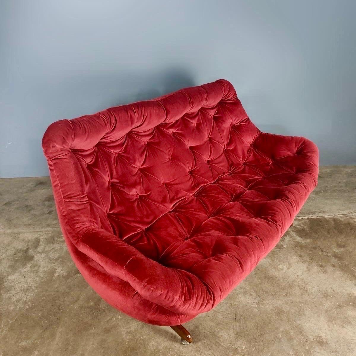 2 Sitzer Rosa Rot Samt Ei Sofa Mid Century Vintage Retro MCM (Moderne der Mitte des Jahrhunderts)