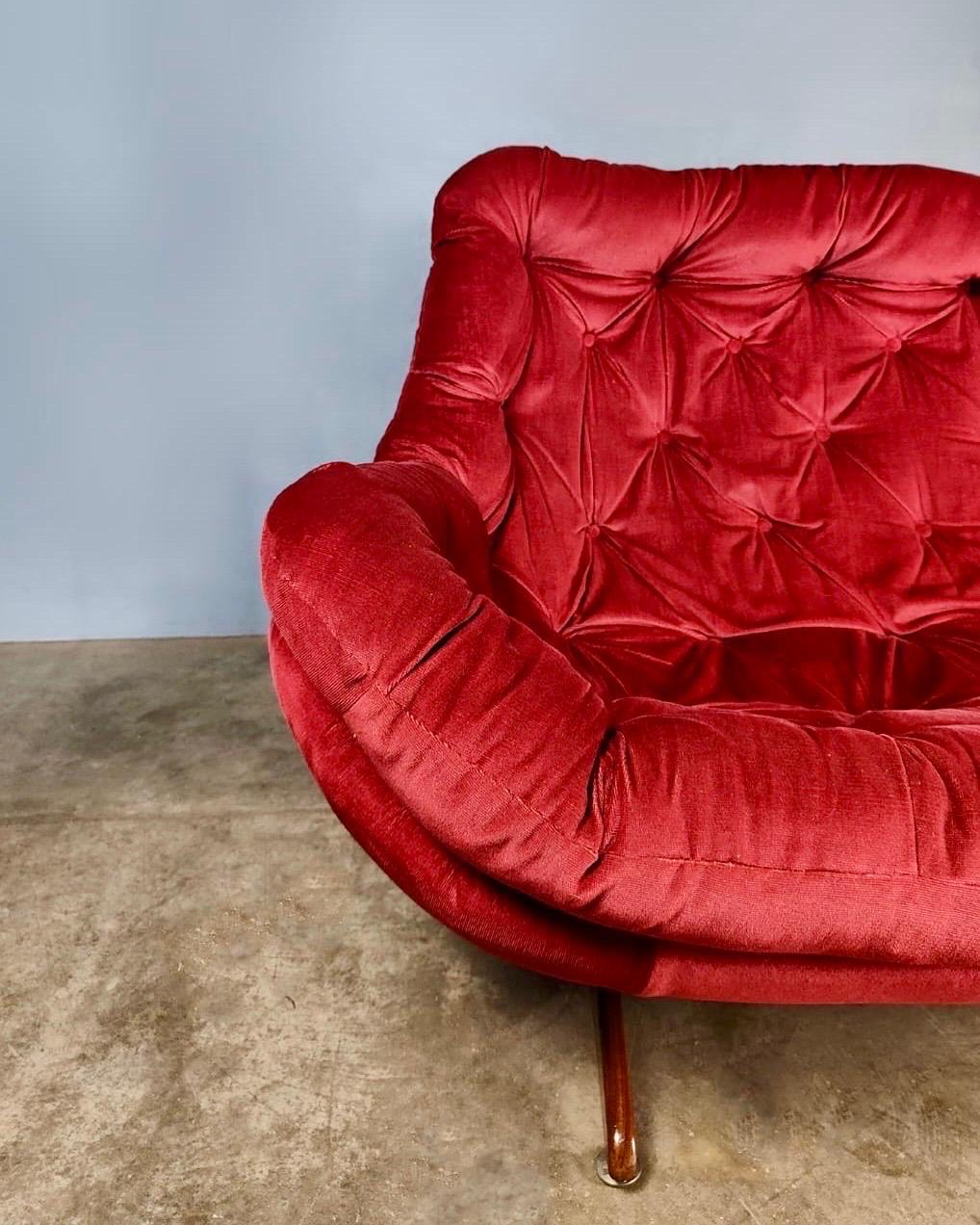 2 Sitzer Rosa Rot Samt Ei Sofa Mid Century Vintage Retro MCM im Zustand „Hervorragend“ in Cambridge, GB