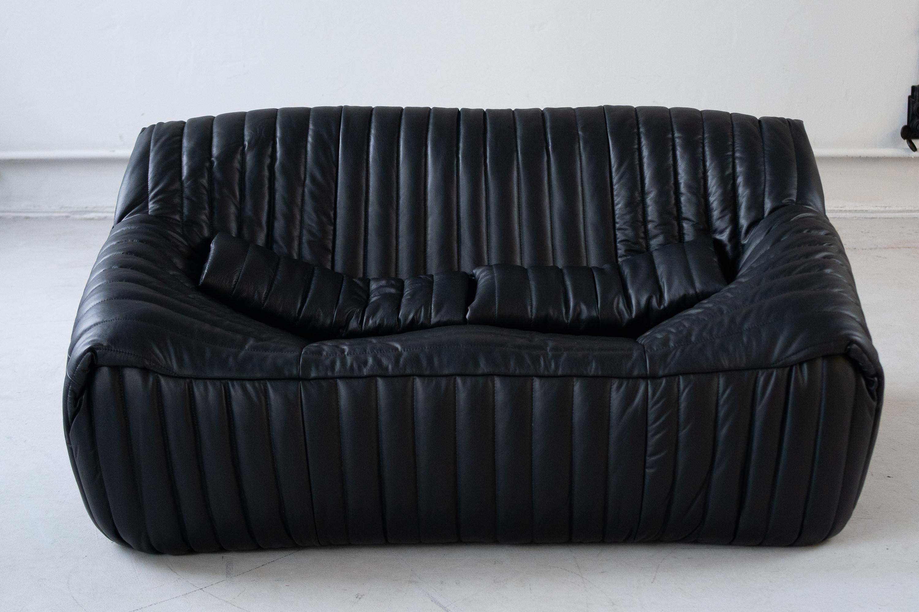 French 2 seater Sandra sofa  designed by Annie Hiéronimus for Cinna  For Sale