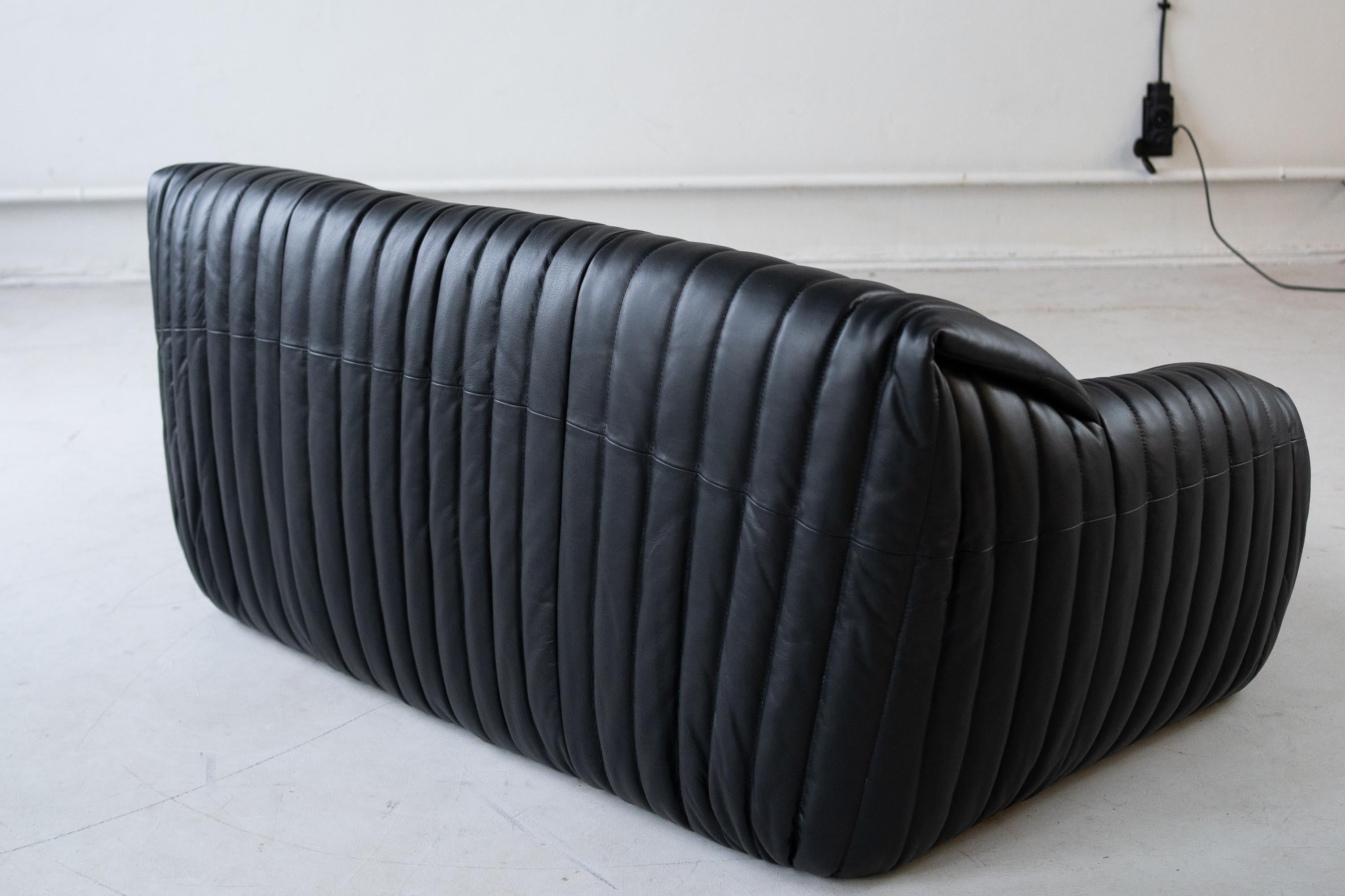 Leather 2 seater Sandra sofa  designed by Annie Hiéronimus for Cinna  For Sale