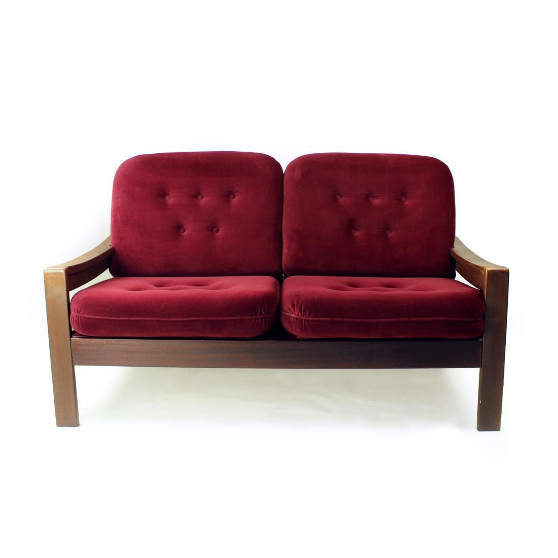 Ikonisches Sofa im modernen Stil der Mitte des Jahrhunderts, hergestellt im Jahr 1987. Das ursprüngliche Label ist noch vorhanden. Produziert von Hikor Pisek in der Tschechoslowakei. Das Sofa besteht aus einer Buchenkonstruktion, auf der ein Kissen