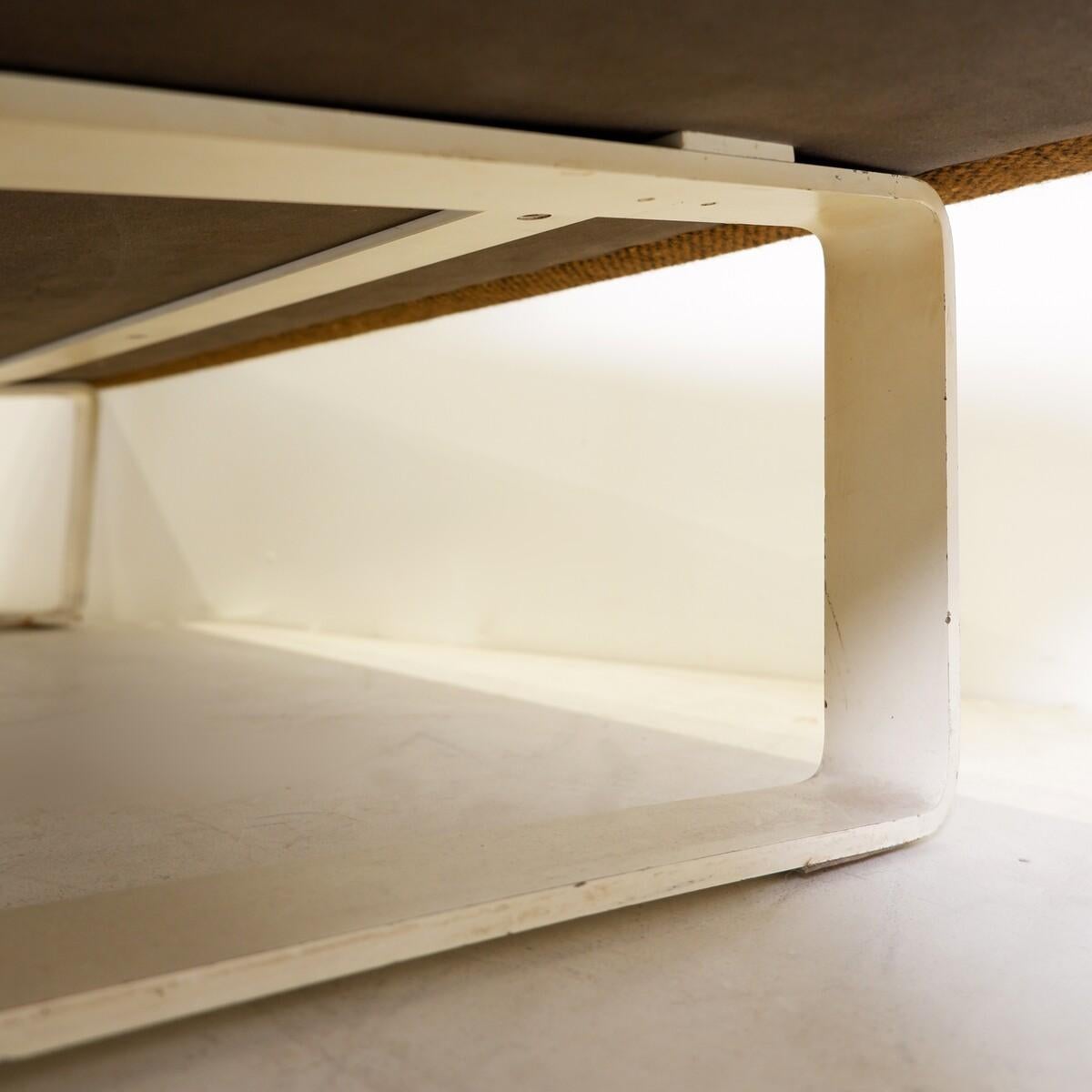 Canapé 2 places en tissu Brown et base blanche par Kho Liang Ie pour Artifort en vente 4