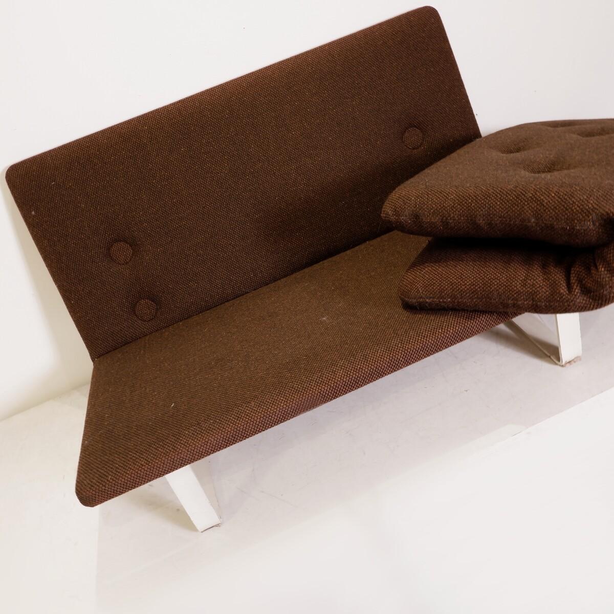 Canapé 2 places en tissu Brown et base blanche par Kho Liang Ie pour Artifort en vente 8