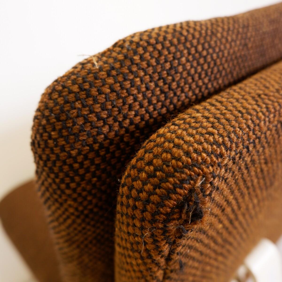 Canapé 2 places en tissu Brown et base blanche par Kho Liang Ie pour Artifort en vente 1