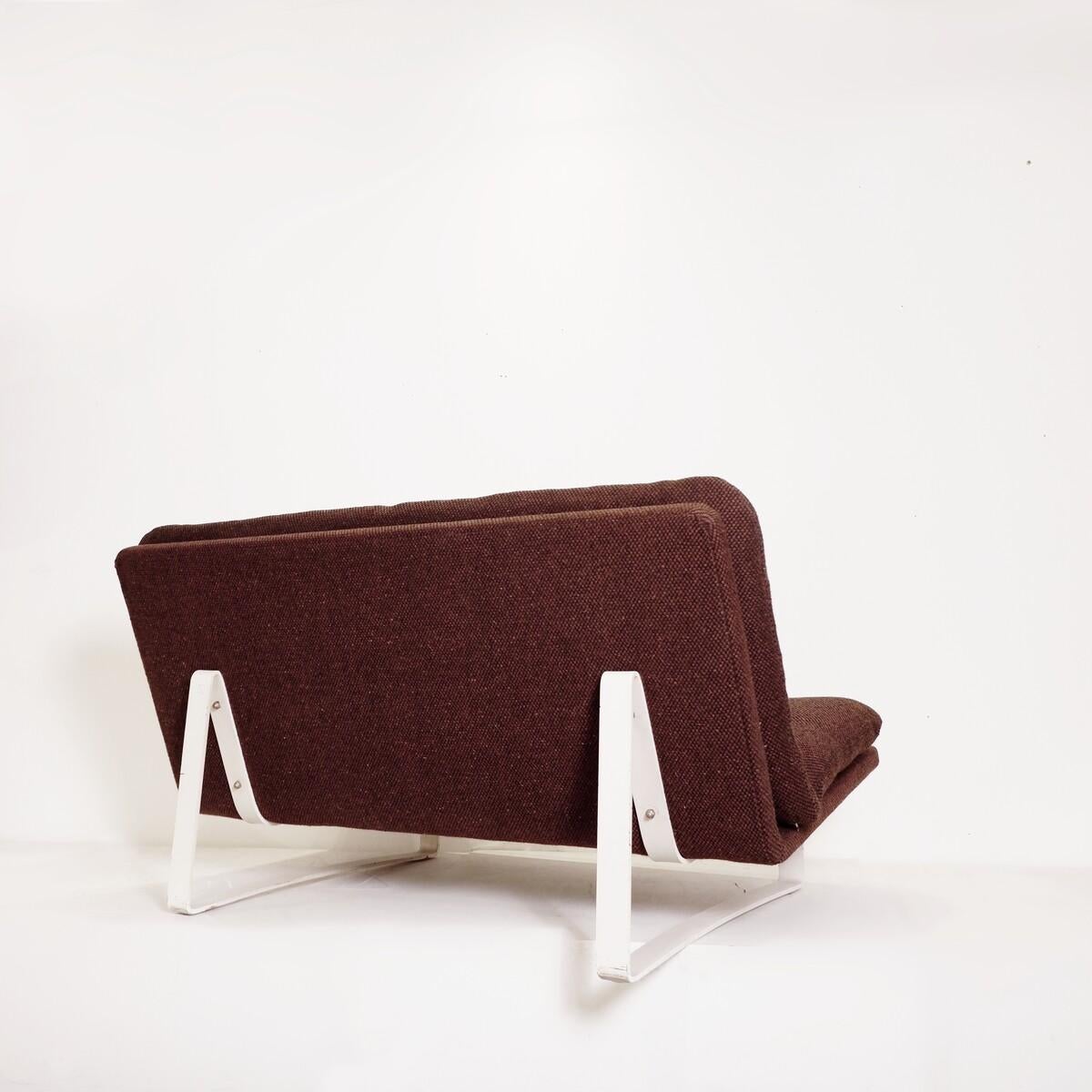 Canapé 2 places en tissu Brown et base blanche par Kho Liang Ie pour Artifort en vente 2
