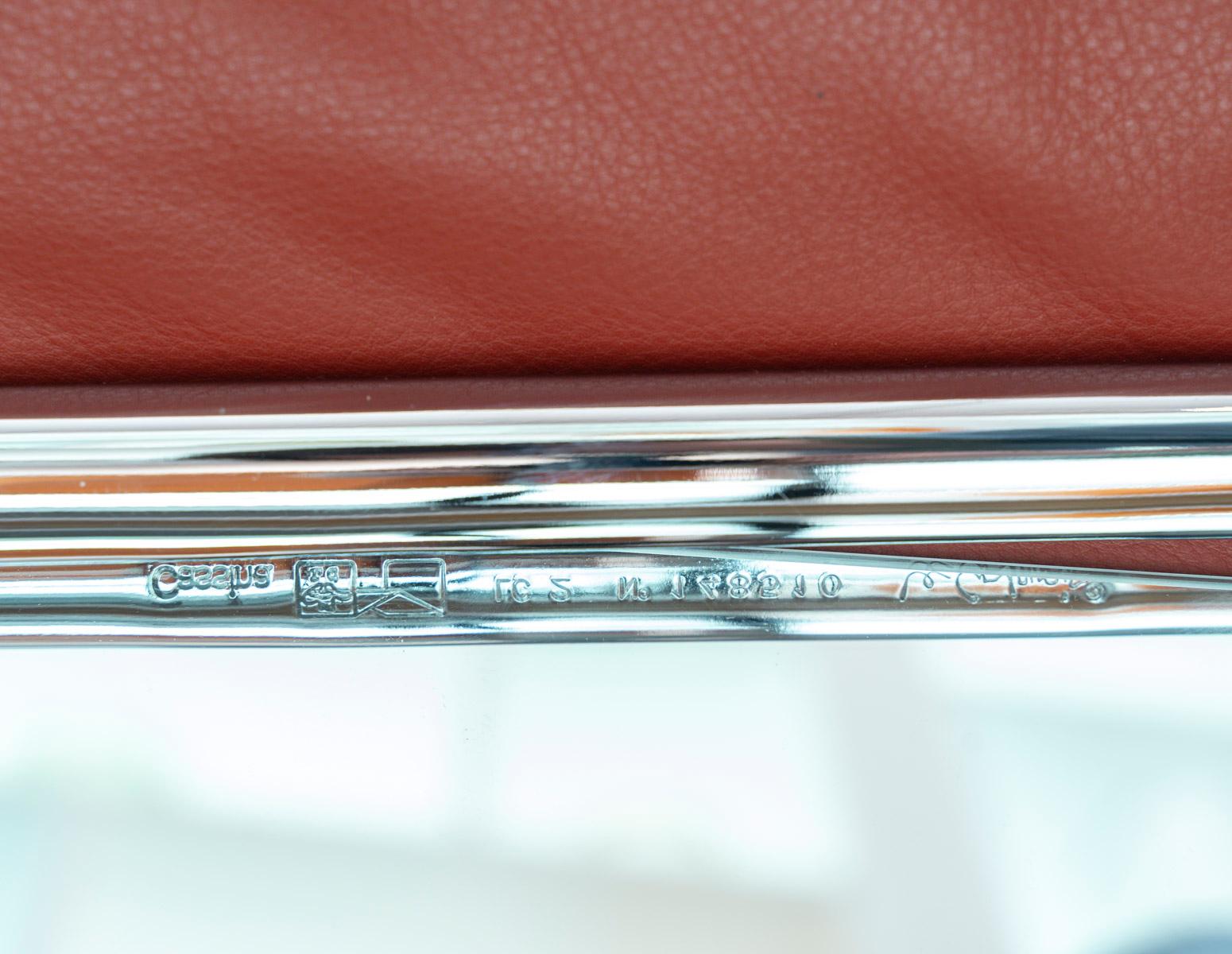Sofá de dos plazas de cuero rojo con asiento acolchado y estructura de metal cromado brillante. Tapizado en cuero rojo patinado en muy buen estado. Ligero desgaste en un reposabrazos.
Edición Cassina.
Dimensiones:
Longitud: 130 cm
Profundidad: 70