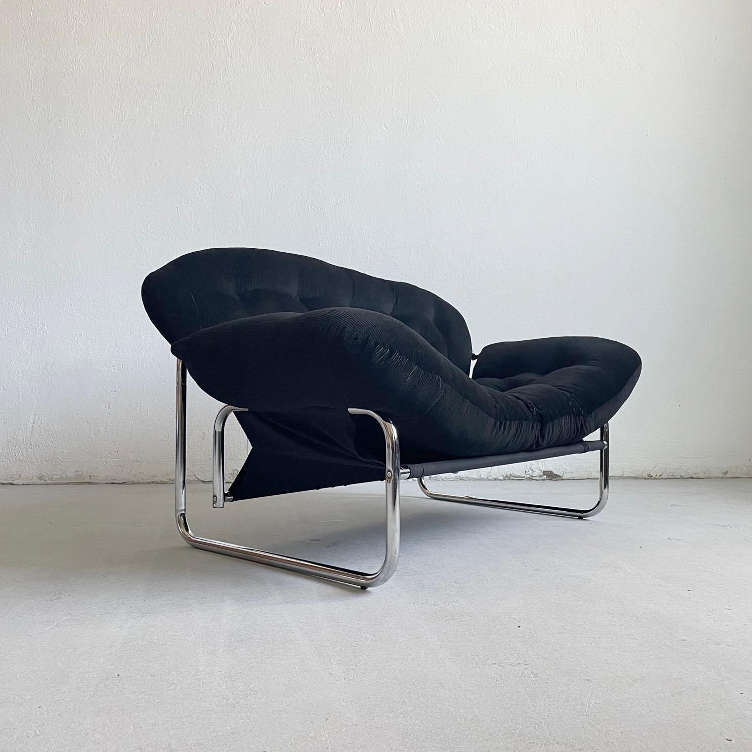 Exceptionally comfortable small 2-seater lounge sofa/love-seat manufactured in the 1970s by Swed Form

Design by Johan Bertil Häggström

The chair features a Bauhaus-style tubular chrome frame with a seat made of black canvas. The chair has an