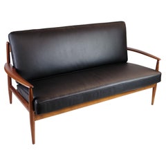 2-Sitzer Sofa Modell 118 mit Teakholzrahmen von Grete Jalk aus den 1960er Jahren