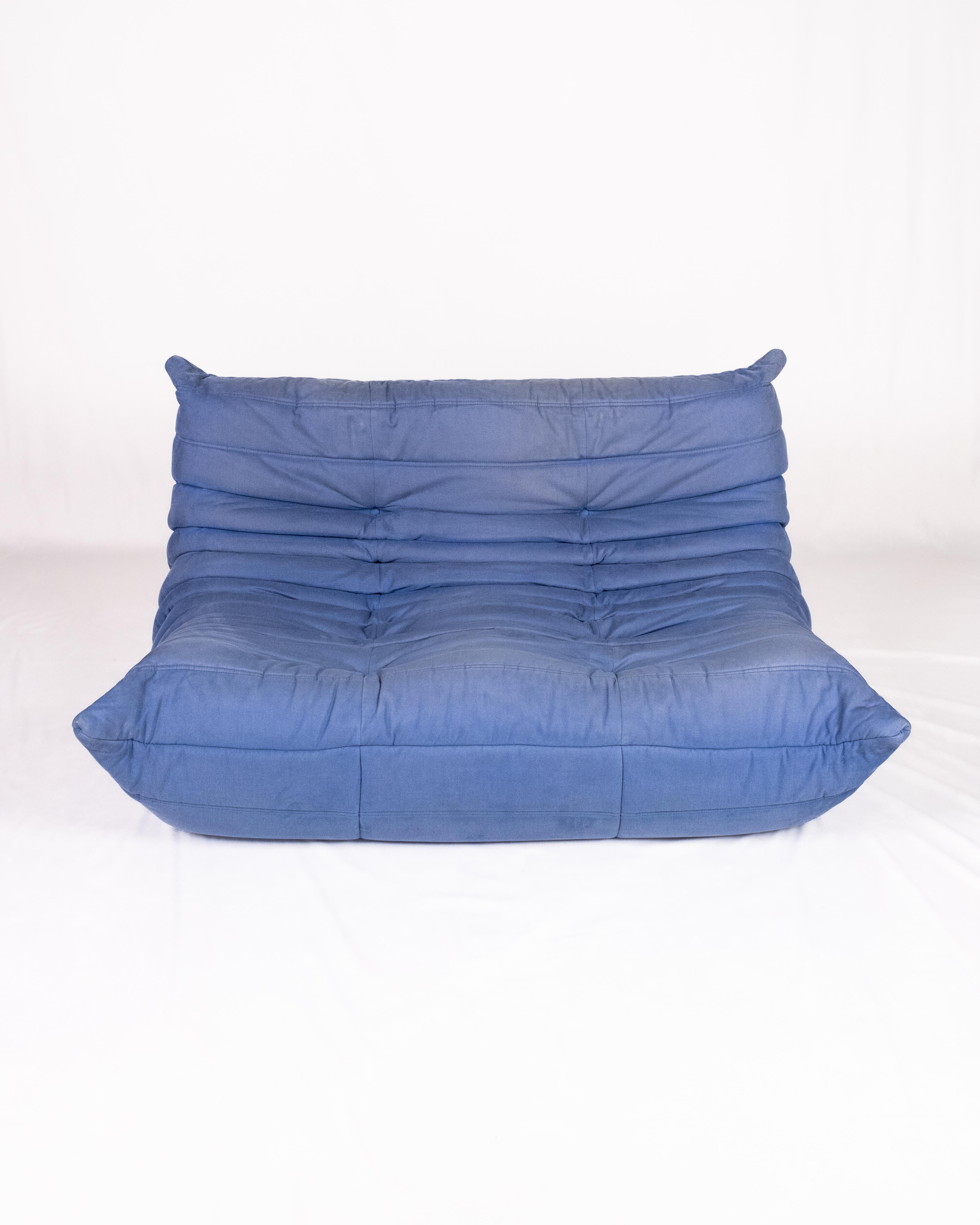 Sofá Togo de 2 plazas de Michel Ducaroy para Ligne Rose, fabricado en la década de 2000.
En su tapicería original, un grueso jean azul / algodón lavanda.

Auténtico icono del diseño, el Togo sigue siendo tan cómodo hoy como cuando se creó, gracias a