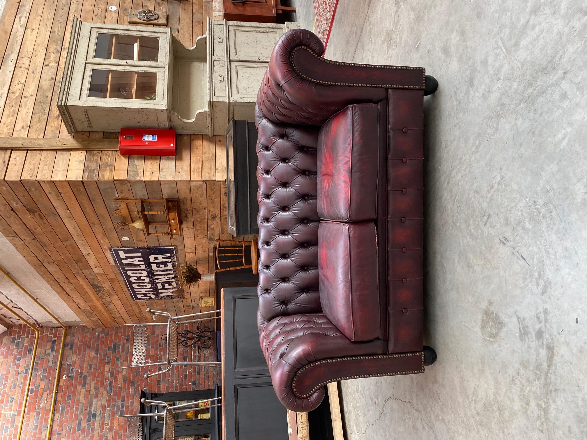 2-Seater Vintage Chesterfield Sofa In Good Condition For Sale In WARNETON, FR