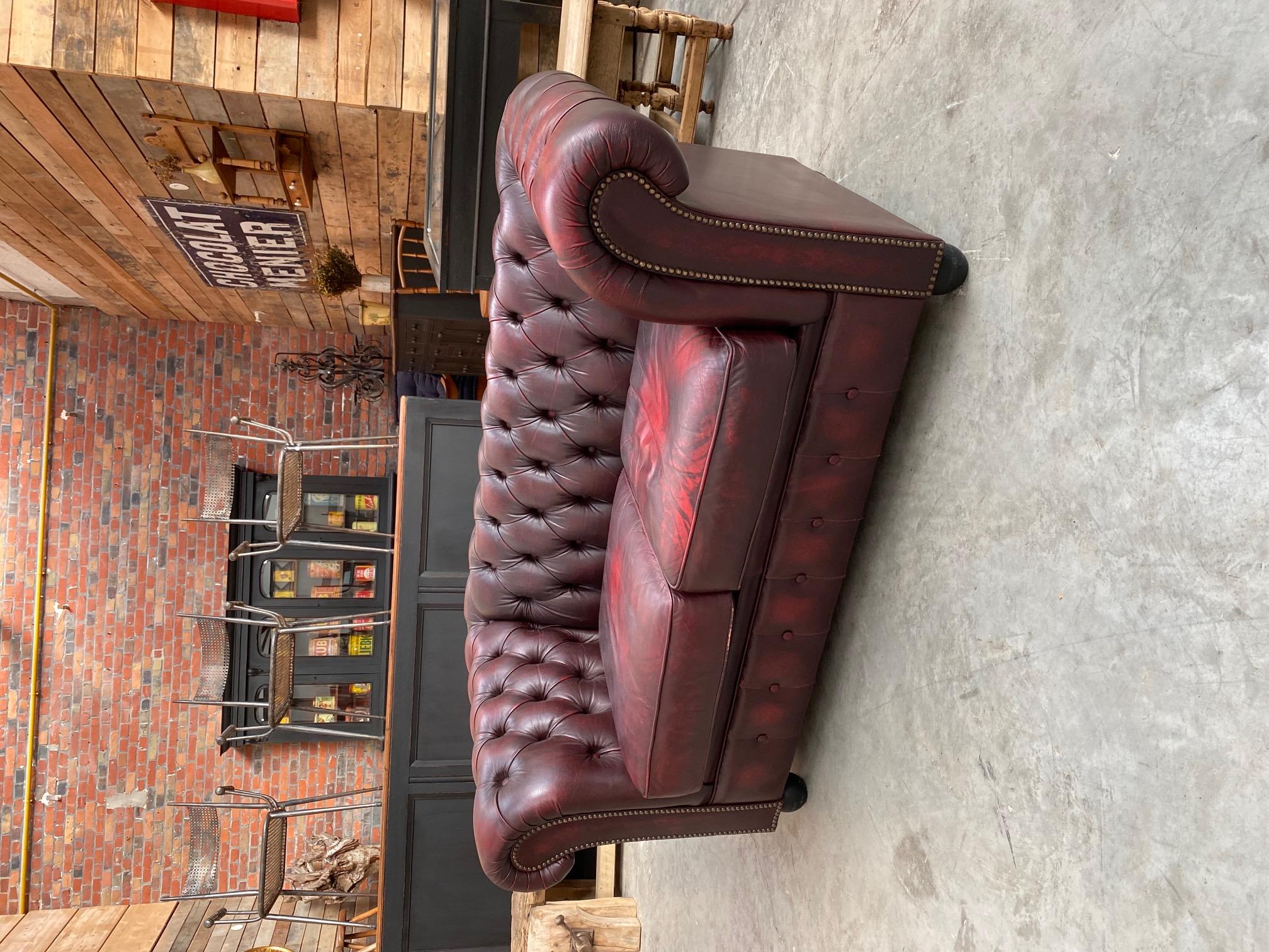 20th Century 2-Seater Vintage Chesterfield Sofa For Sale