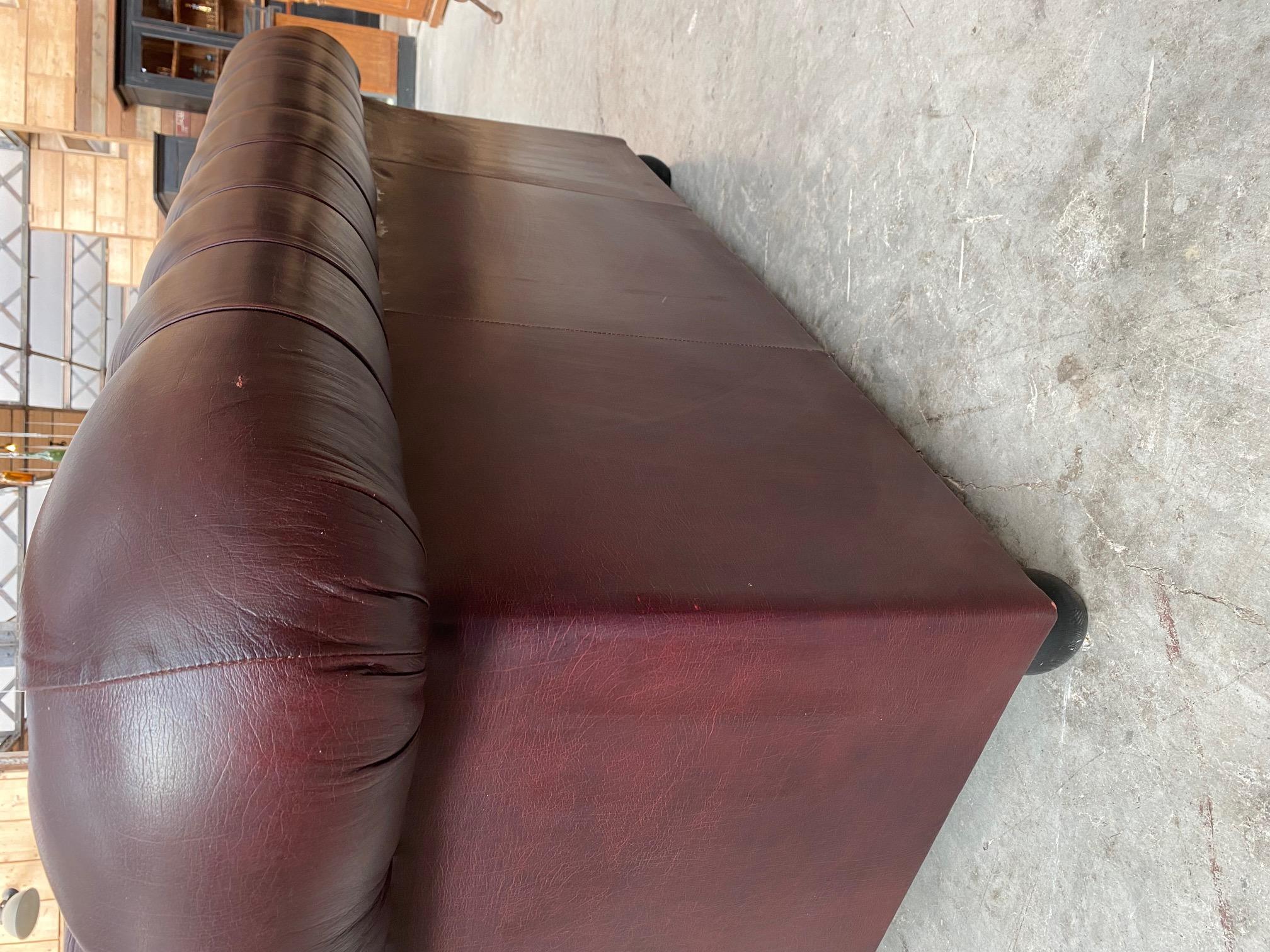2-Seater Vintage Chesterfield Sofa For Sale 2