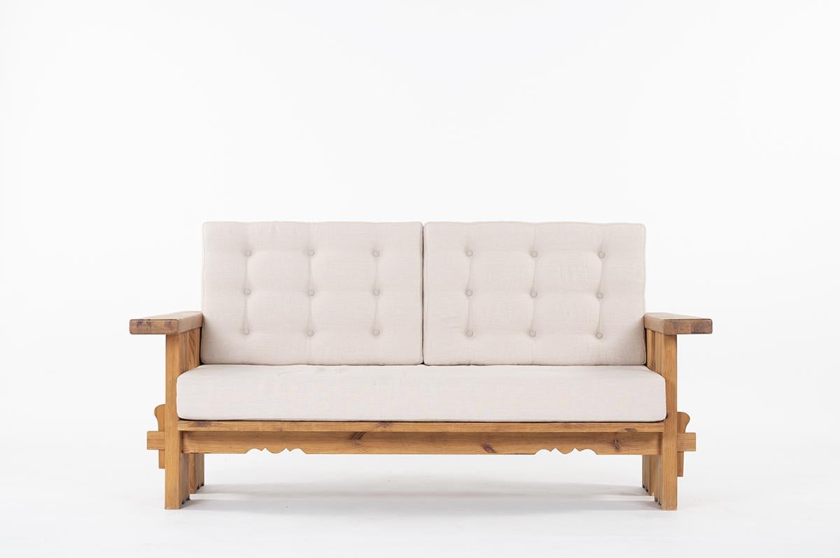 Sofa mit 2 oder 3 Sitzen, hergestellt in Schweden, Struktur aus massiver Kiefer, Bezug aus französischem Naturleinen. 
Hübsches Design ursprünglich für Chalet Mountain. 
