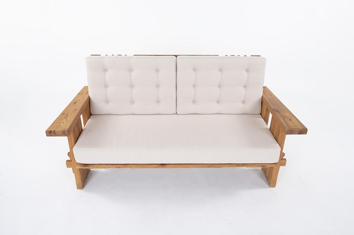 2 Seaters-Sofa aus massivem Kiefernholz und Leinen aus Schweden, 1950 im Zustand „Gut“ im Angebot in JASSANS-RIOTTIER, FR
