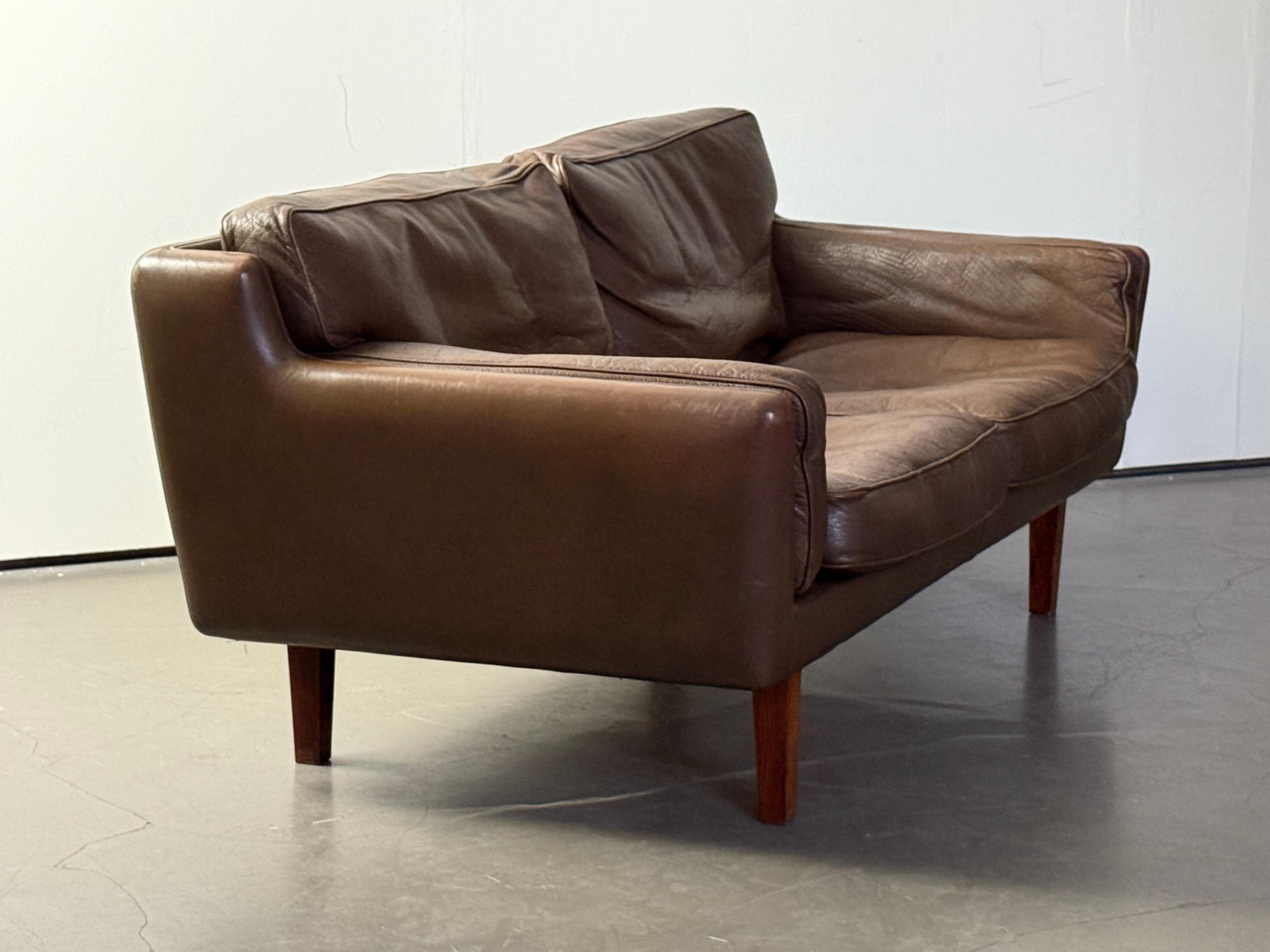 Rare 2 Sitze Sofa in sehr gutem Zustand.
Das Leder hat eine sehr schöne Patina und bleibt sehr krank.
Sehr schöne Proportionen. Eines der kultigsten dänischen Designs aus den 1960er Jahren.