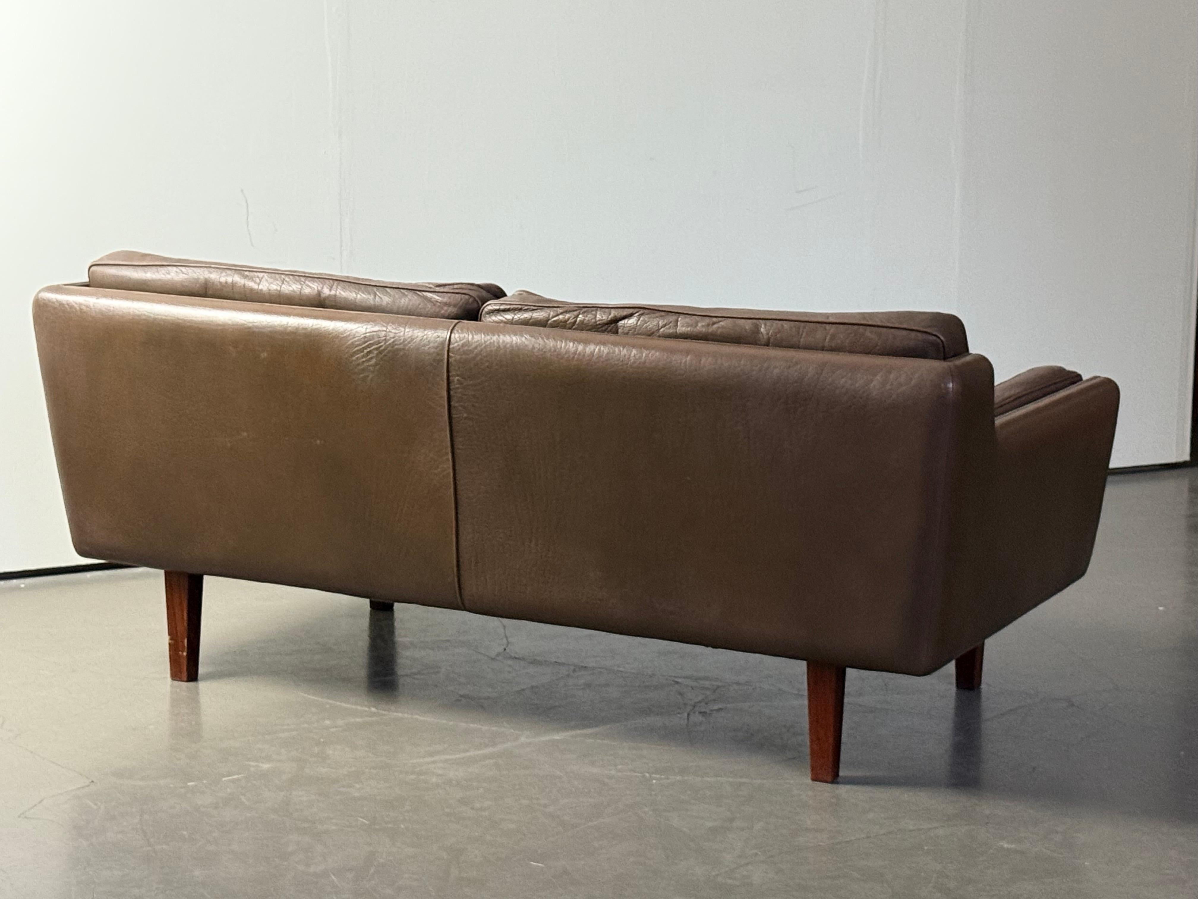 2-sitziges Sofa in braunem Leder, Illum Wikkelso für Holger Christiansen (Skandinavische Moderne) im Angebot