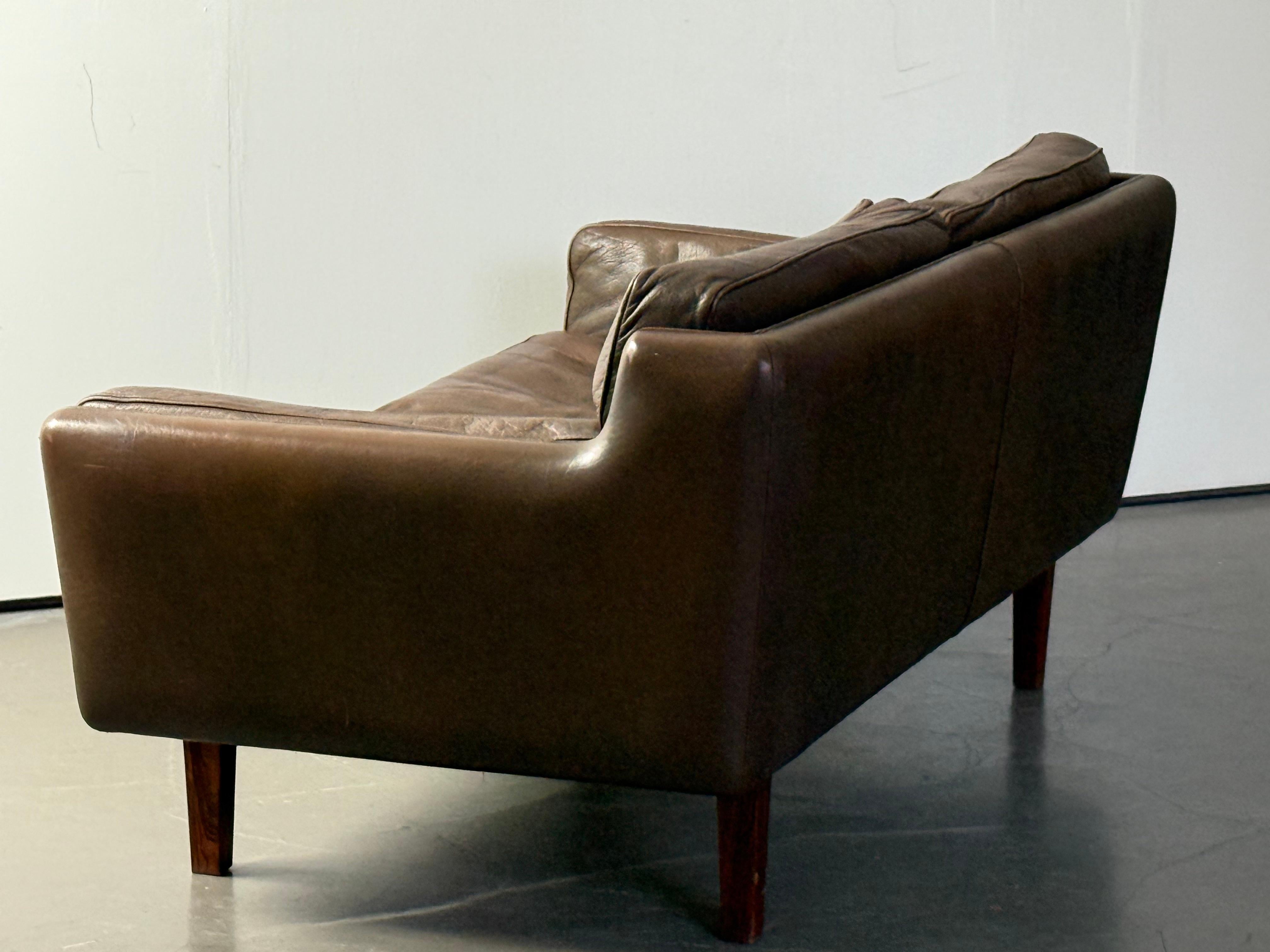 2-sitziges Sofa in braunem Leder, Illum Wikkelso für Holger Christiansen (Dänisch) im Angebot