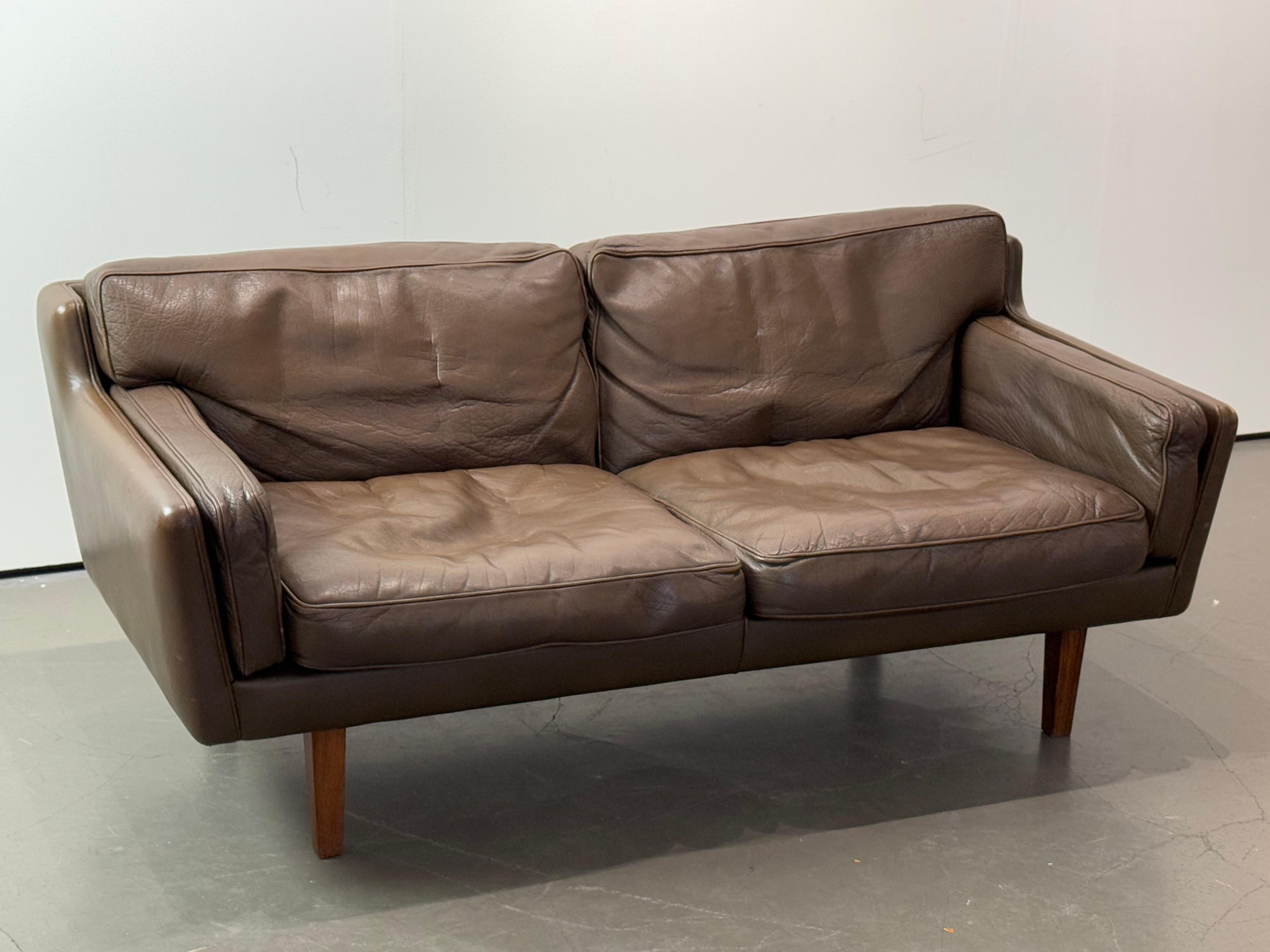 2-sitziges Sofa in braunem Leder, Illum Wikkelso für Holger Christiansen im Zustand „Gut“ im Angebot in Paris, FR