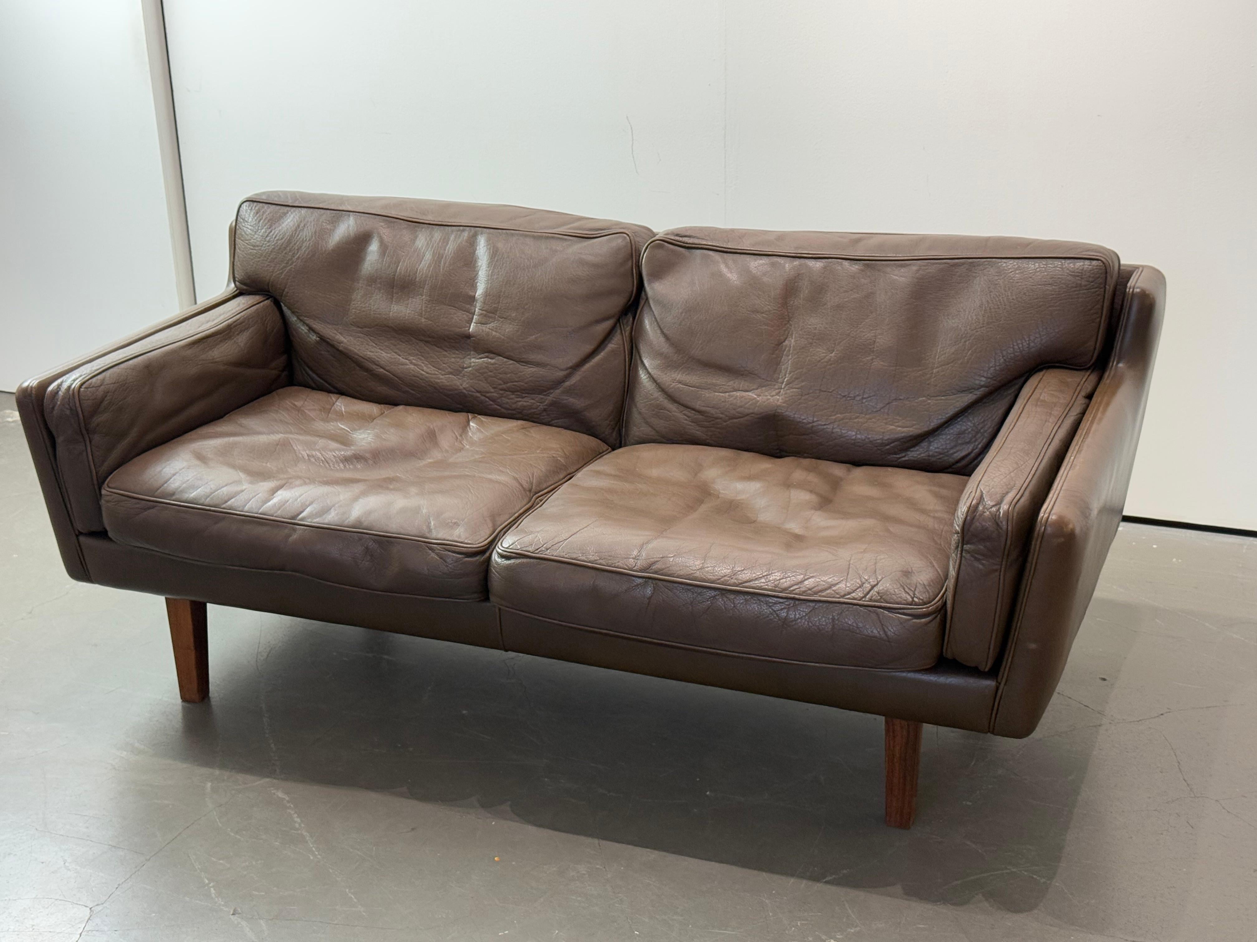 2-sitziges Sofa in braunem Leder, Illum Wikkelso für Holger Christiansen (20. Jahrhundert) im Angebot