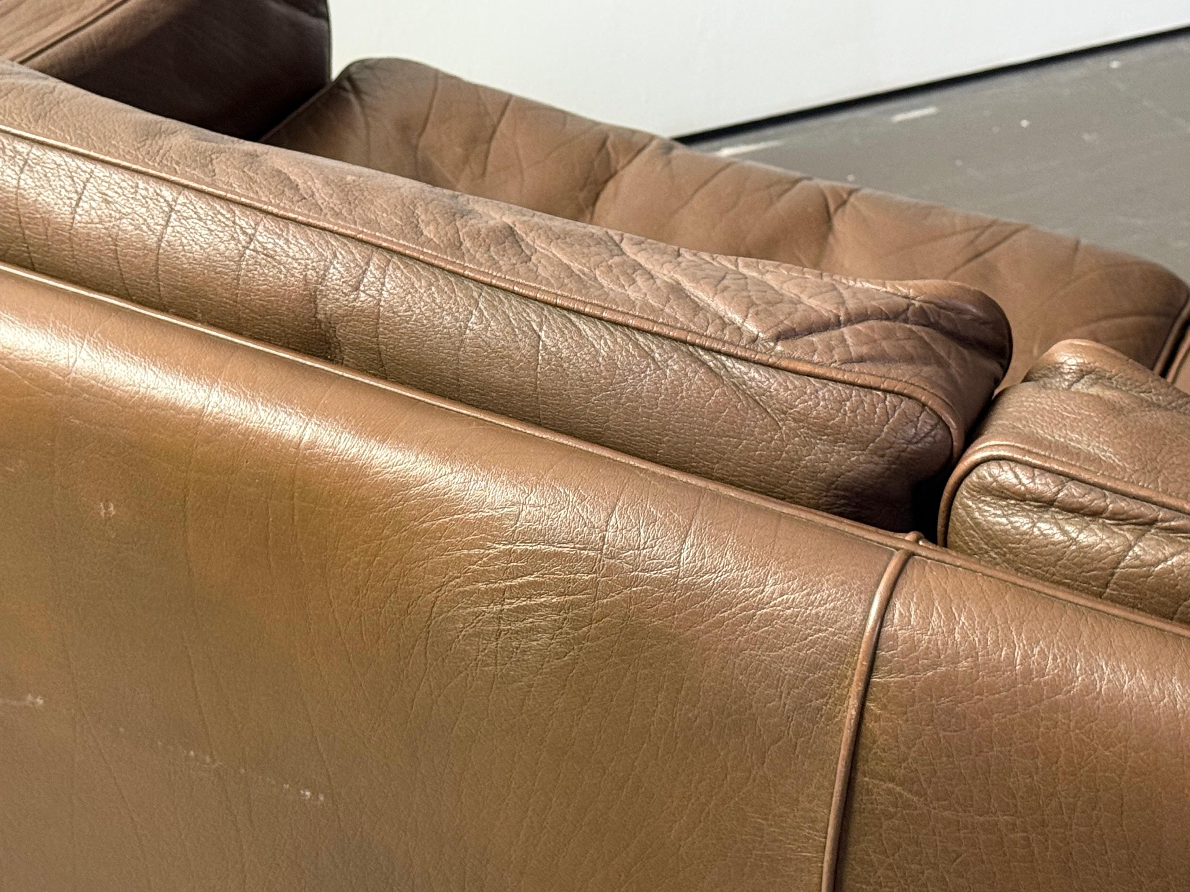 2-sitziges Sofa in braunem Leder, Illum Wikkelso für Holger Christiansen im Angebot 1