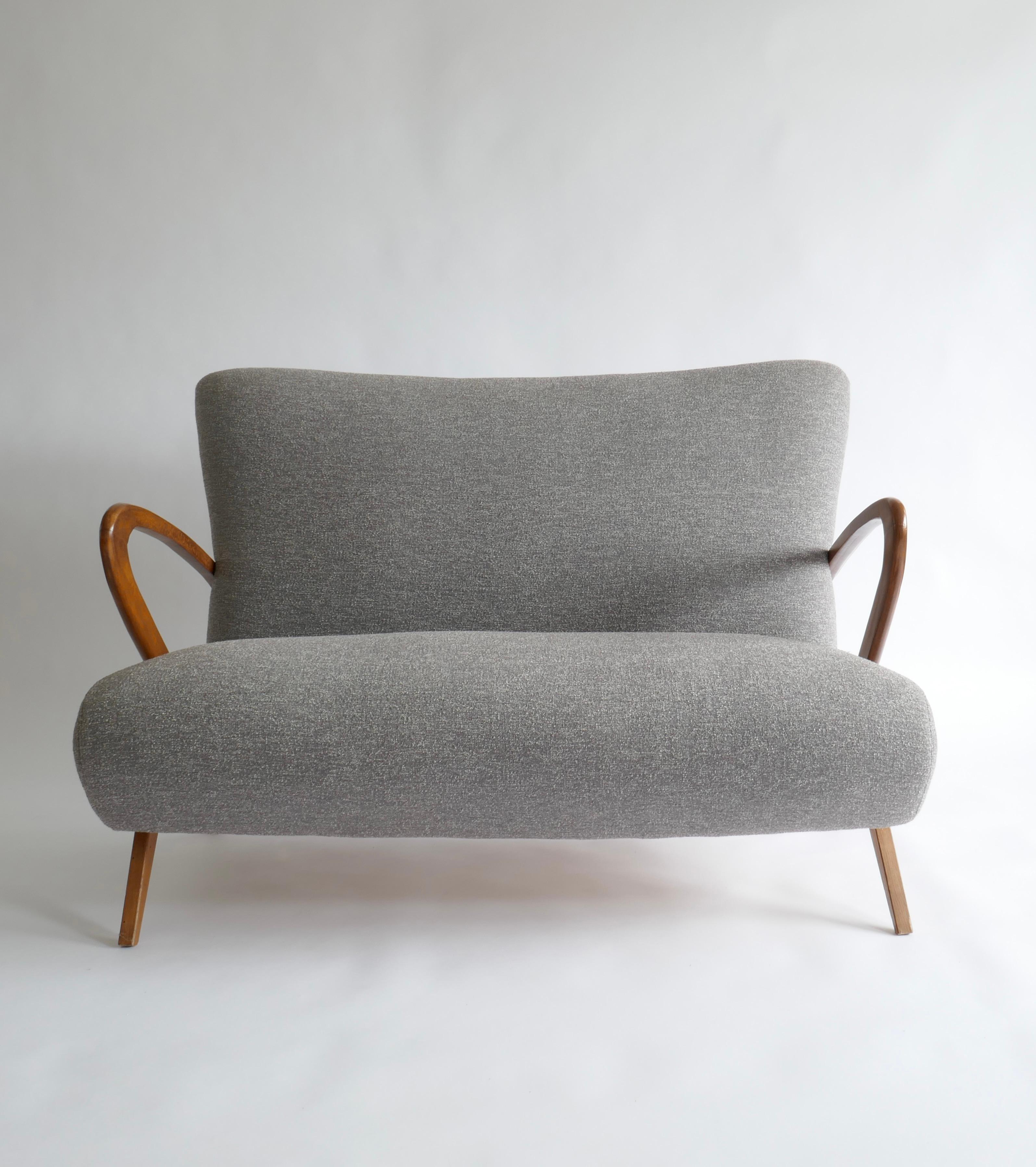 Wunderschönes und originelles Vintage-Sofa, das in den 1950er Jahren entworfen wurde und der Handwerkskunst von Paolo Buffa zugeschrieben wird, aus feiner italienischer Fertigung. Er zeichnet sich durch geschwungene Hartholzarme und schlanke,
