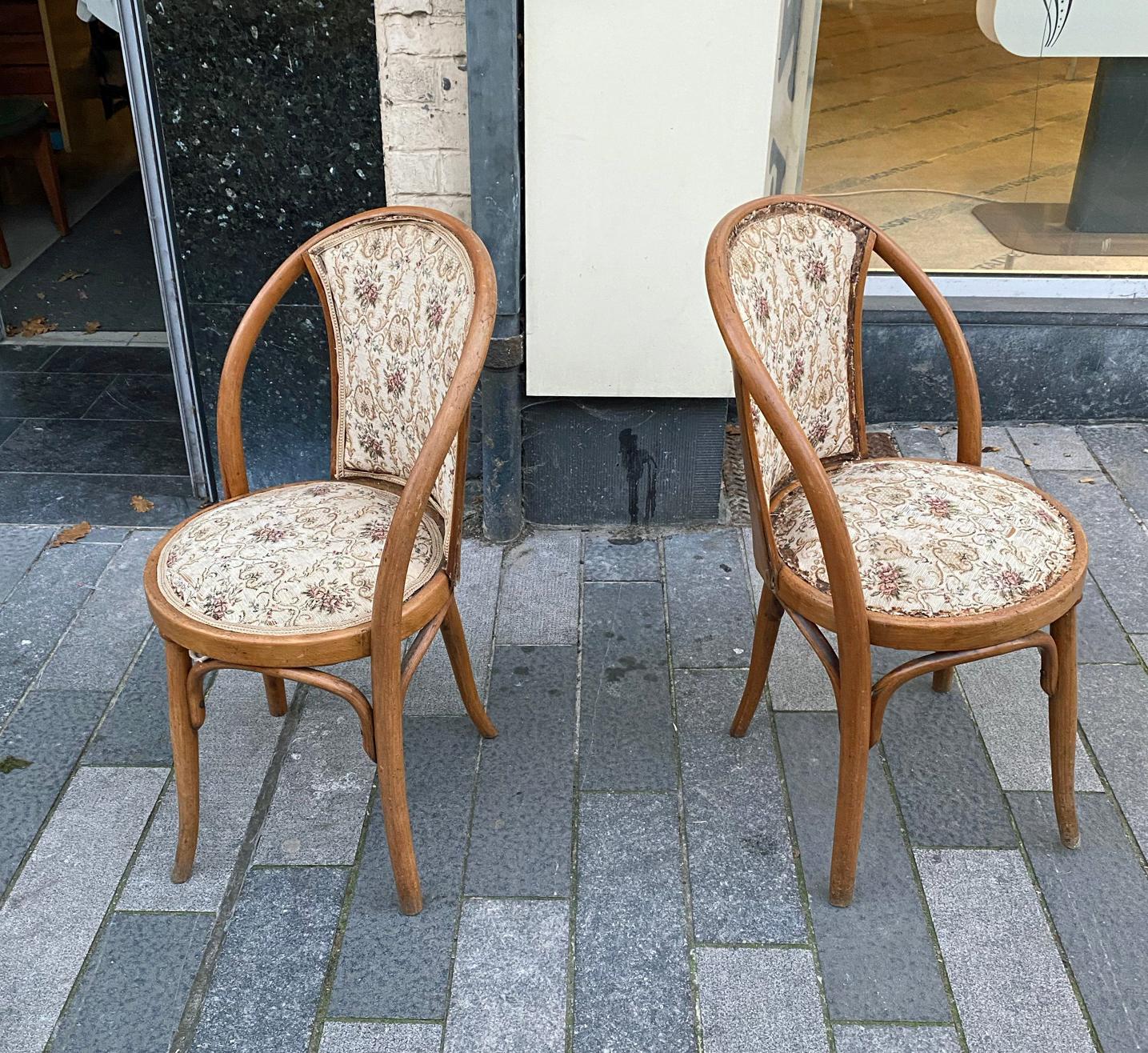 2 sedie in stile secessione del 1900 circa 
diverse rotture e perdite.
