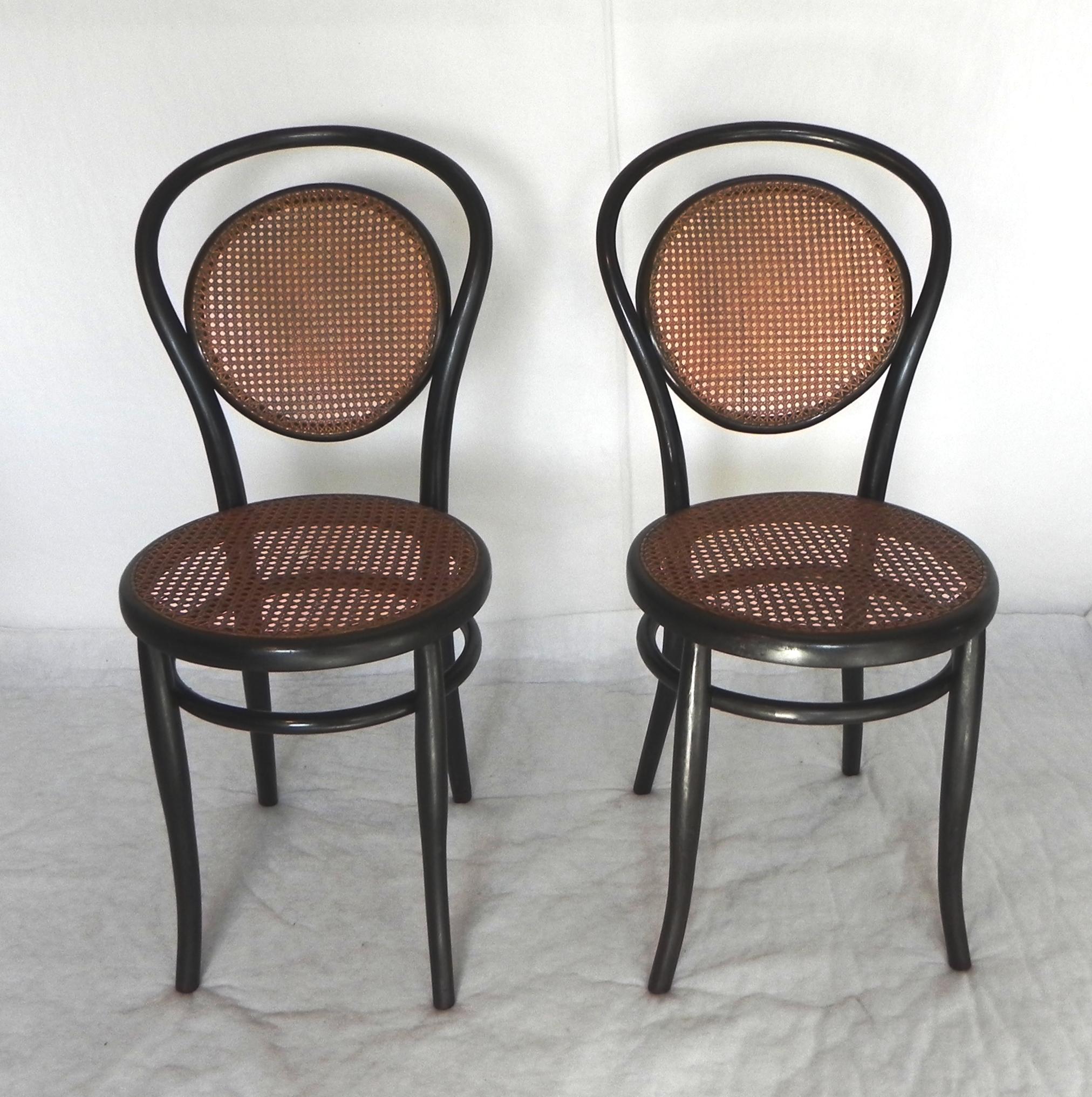 coppia di sedia Khon Wien anni 20. originali in tutte le loro parti. particolare tipo di sedia con schienale in paglia di vienna. impagliata a mano, il logo e' inciso sotto ad una delle sedie. ci sono tracce della etichetta originale, ma