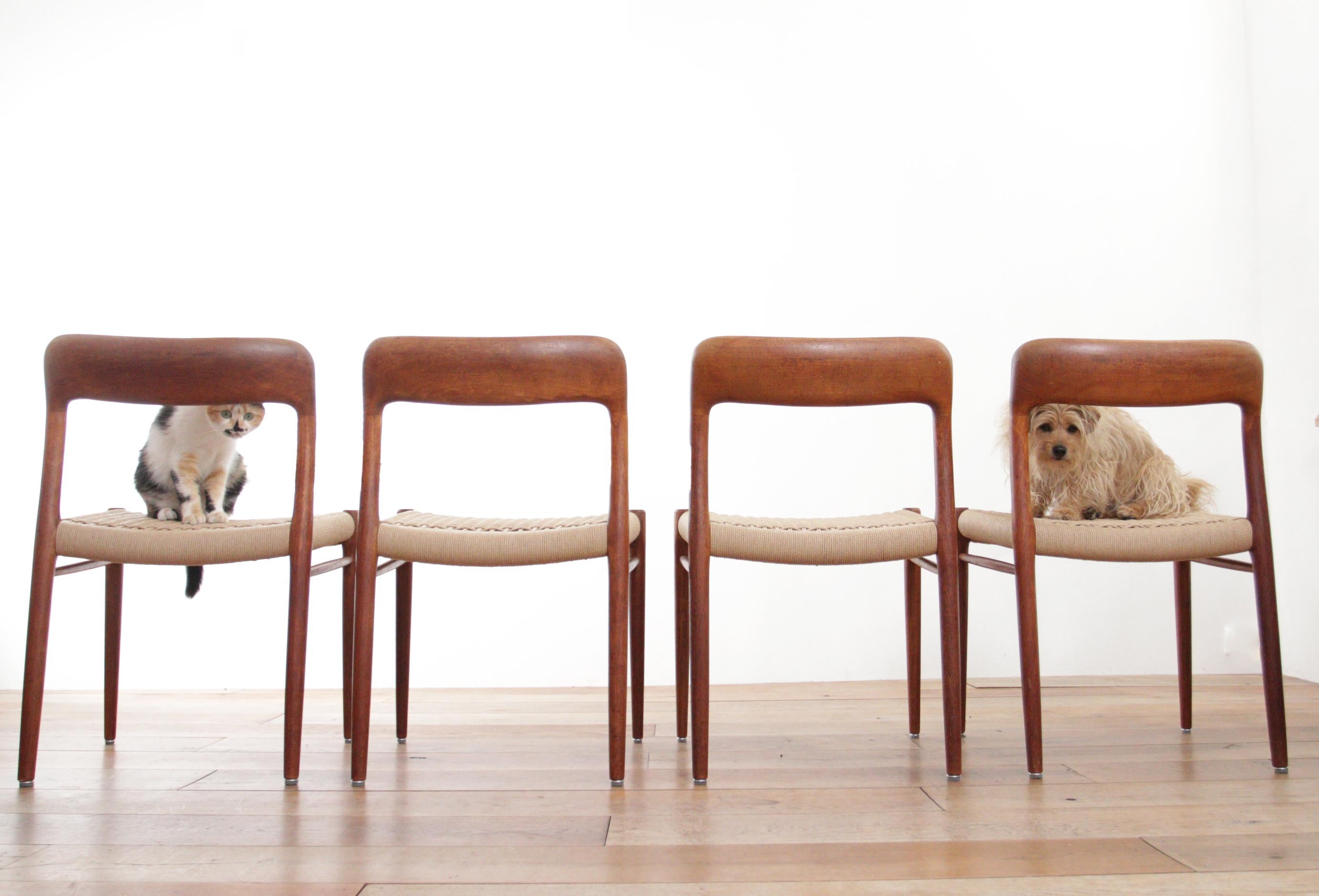 Magnifiques chaises entièrement restaurées, modèle 75, conçues par le designer danois Niels Otto Møller et fabriquées par JL Møllers Møbelfabrik dans les années 1960.
Les cadres sont en teck massif et le siège a été réaménagé avec de la corde en