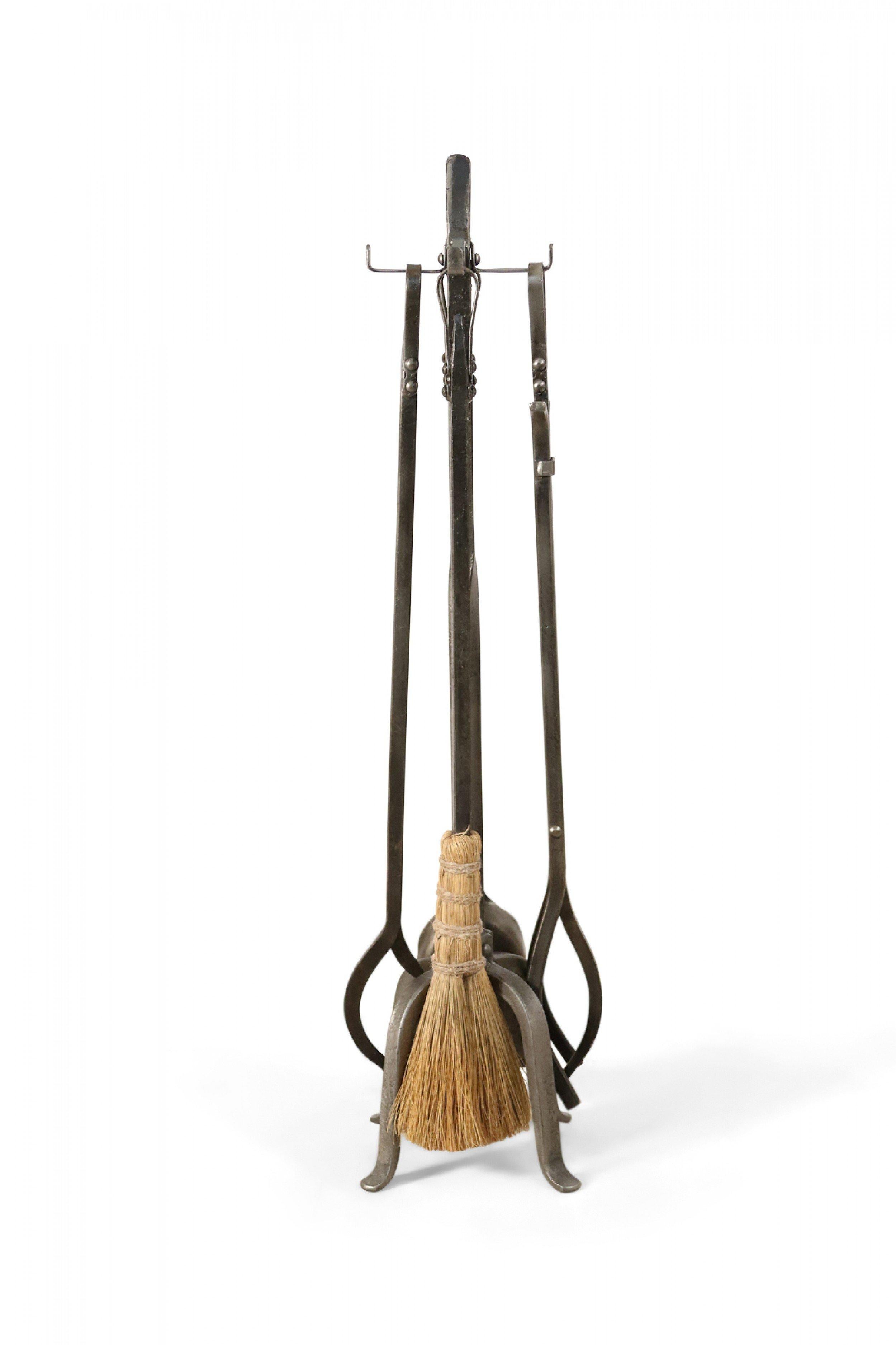 2 SET di attrezzi da camino in ferro battuto di epoca vittoriana, tra cui una scopa, una pala, un attizzatoio e una pinza, su quattro piedi e con finial. (PREZZO PER SET)