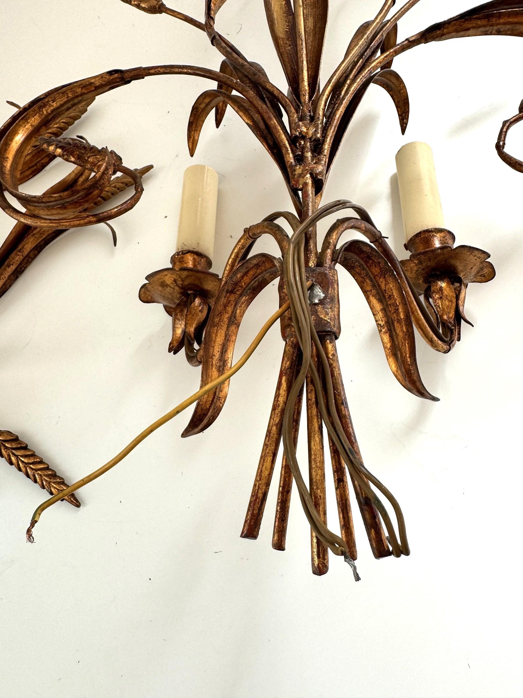 2 candelabros Sheaf Of Wheat Hollywood Regency Metal dorado de Hans Kögl, Italia 1960 en venta 6