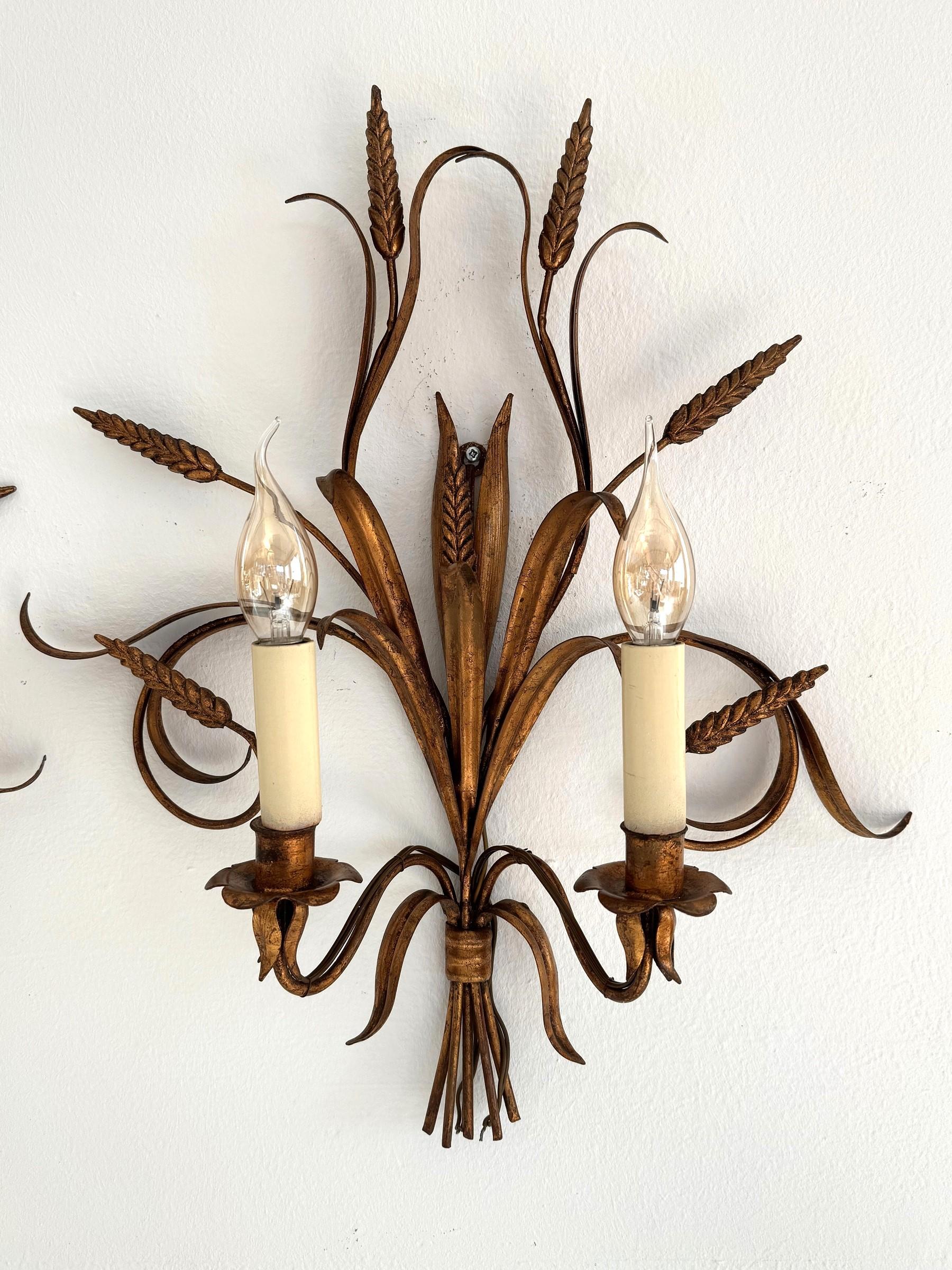 2 candelabros Sheaf Of Wheat Hollywood Regency Metal dorado de Hans Kögl, Italia 1960 Italiano en venta