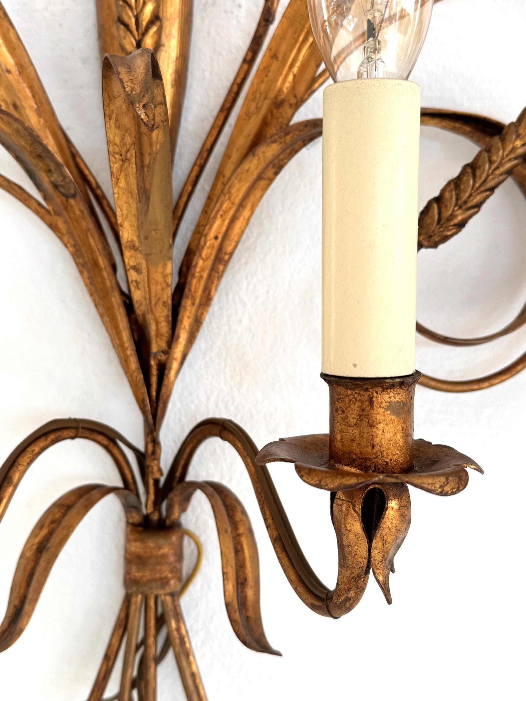 2 candelabros Sheaf Of Wheat Hollywood Regency Metal dorado de Hans Kögl, Italia 1960 Dorado en venta