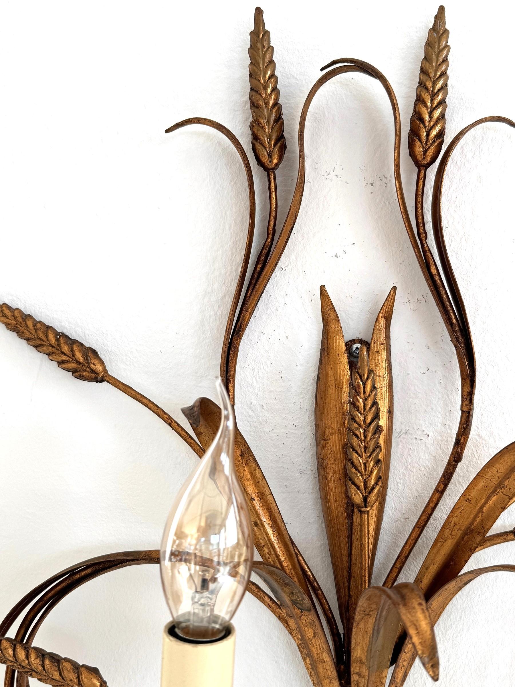 2 candelabros Sheaf Of Wheat Hollywood Regency Metal dorado de Hans Kögl, Italia 1960 en Bueno estado para la venta en Morazzone, Varese