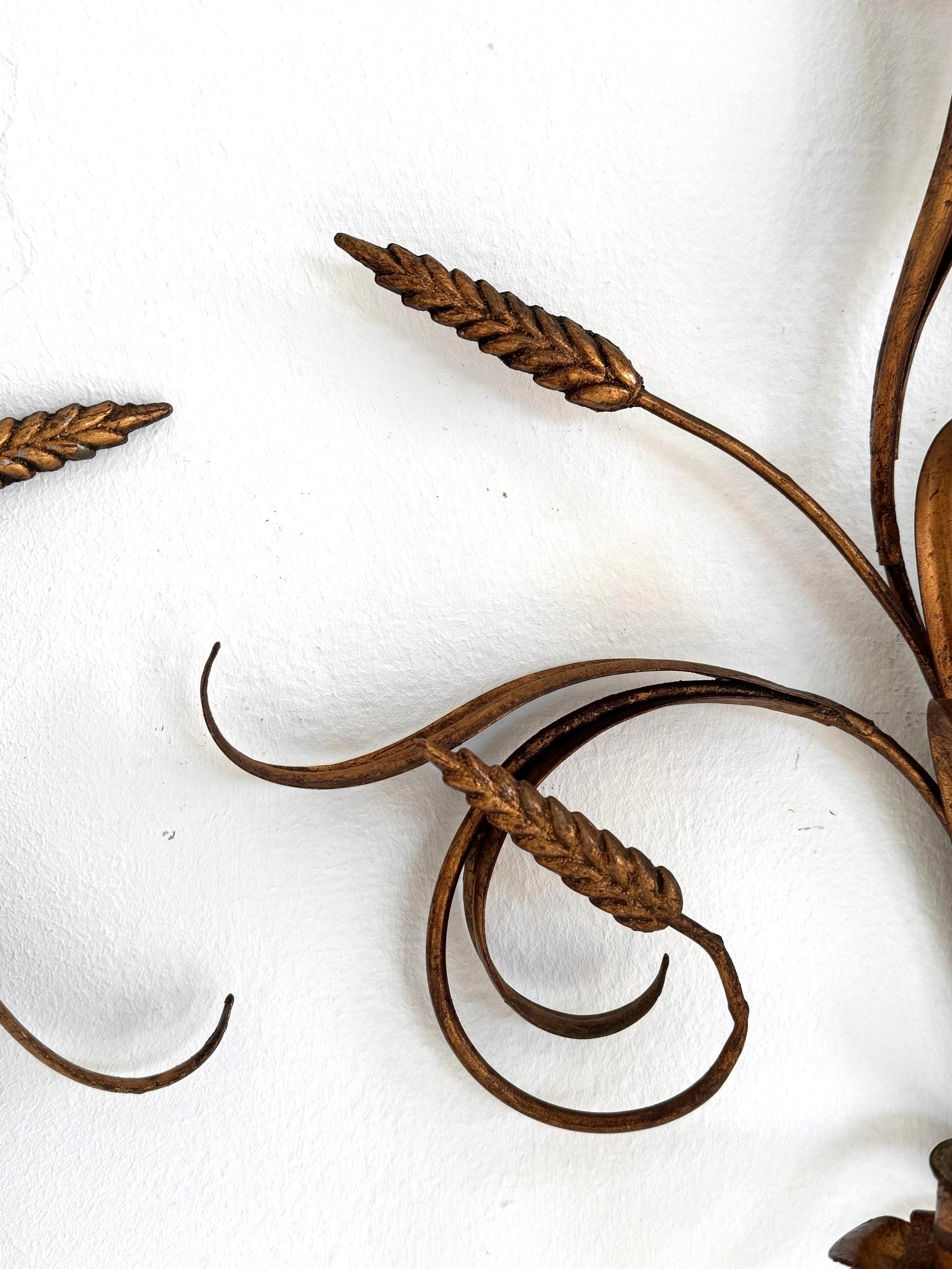 2 candelabros Sheaf Of Wheat Hollywood Regency Metal dorado de Hans Kögl, Italia 1960 siglo XX en venta
