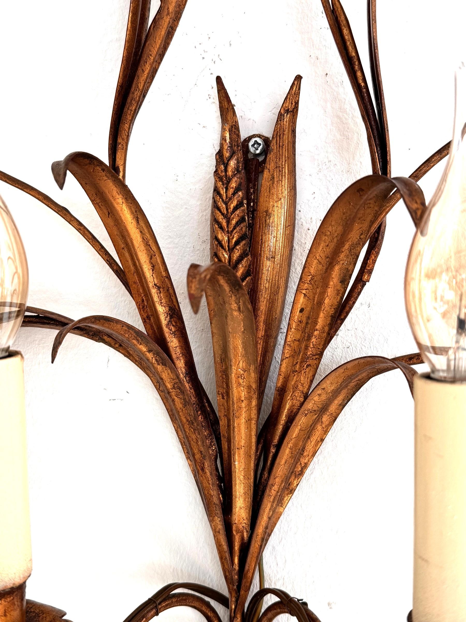 2 candelabros Sheaf Of Wheat Hollywood Regency Metal dorado de Hans Kögl, Italia 1960 en venta 1