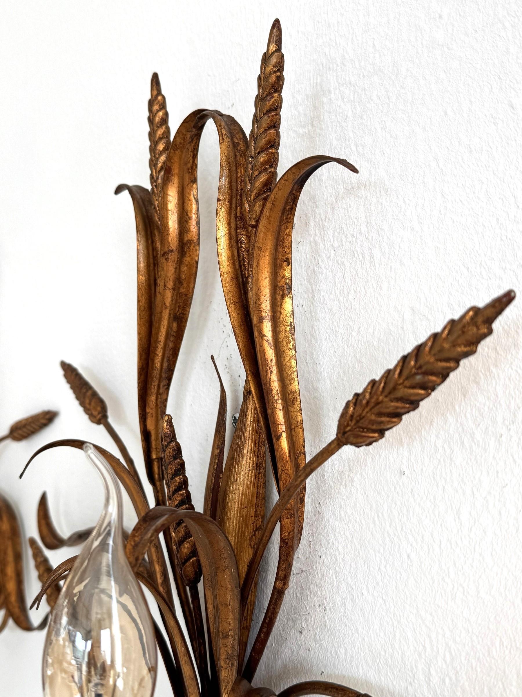 2 candelabros Sheaf Of Wheat Hollywood Regency Metal dorado de Hans Kögl, Italia 1960 en venta 2