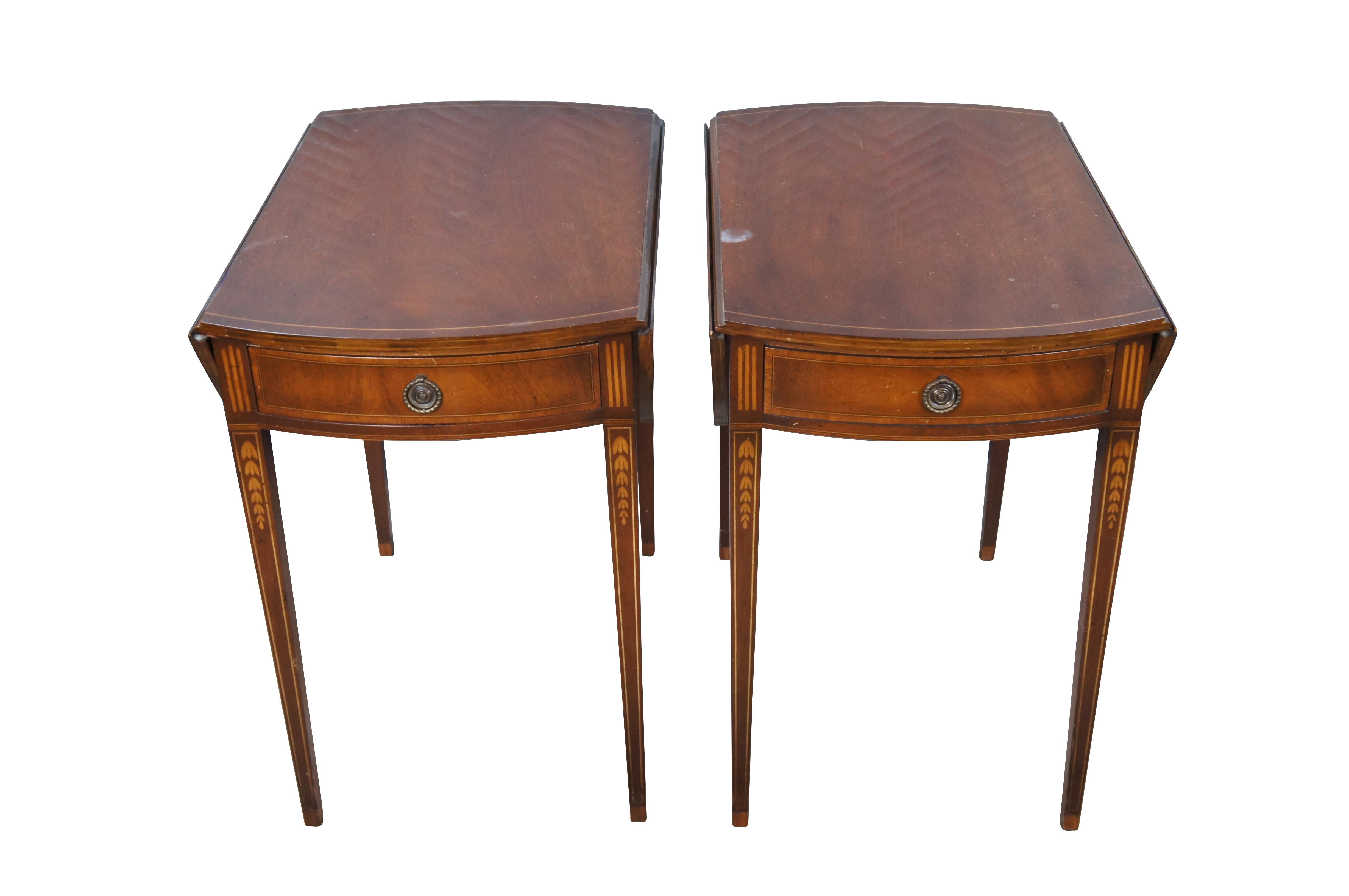 Fabriqué en acajou avec des feuilles tombantes qui s'ouvrent pour créer une surface ovale. Les tiroirs à queue d'aronde et les ferrures en laiton sont incrustés dans les pieds fuselés carrés. Inspiré par les styles Sheraton et Feder.  Acajou