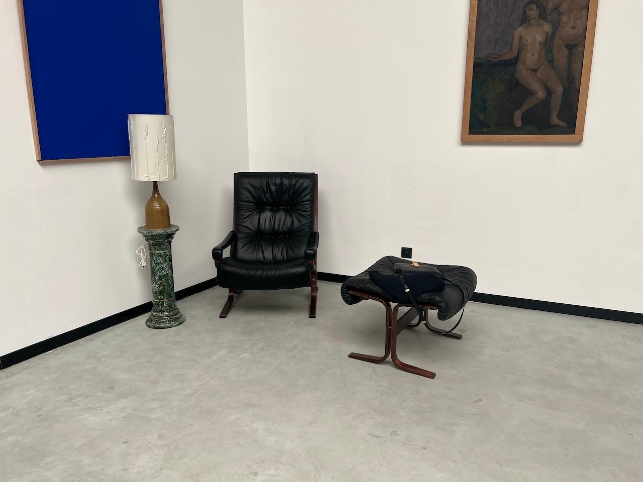 Nice set of armchairs with their respective poufs. In black leather in beautiful vintage condition. Created by Norwegian designer Ingmar Relling, this iconic piece was designed with timeless lines and high-quality leather. Here in black with a dark