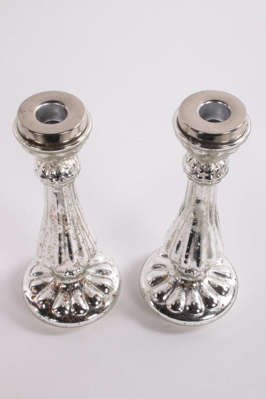  2 Silberne Glas-Kerzenleuchter

Zusätzliche Informationen: 
Abmessungen: 10 B x 23 H cm 
Zeitraum: 1969
Herkunftsland: Frankreich
Zustand: Neu
