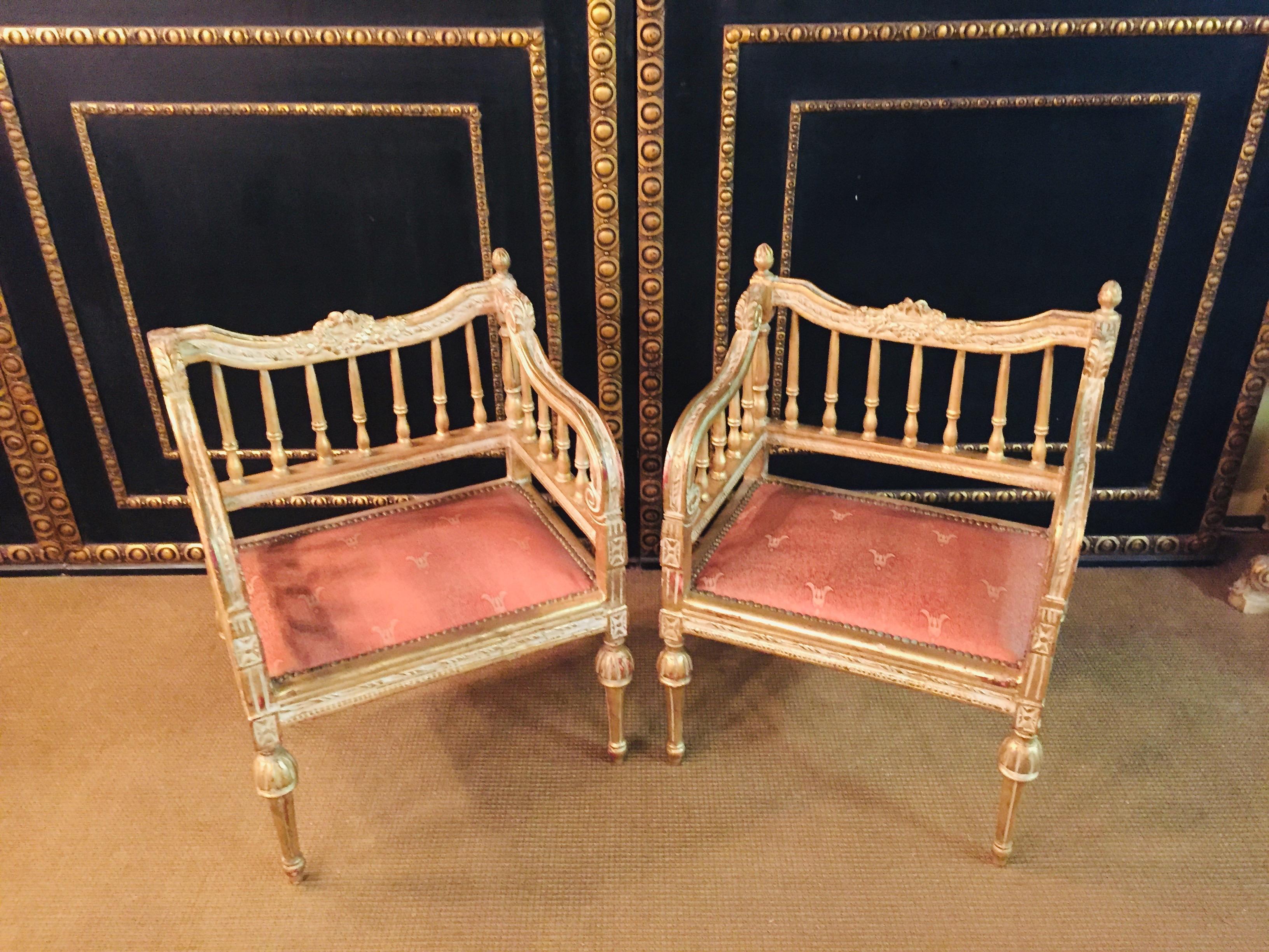 Very rare in this form and as a pair to find.

Solid beech gilded, the armchairs are surrounded by pillars.