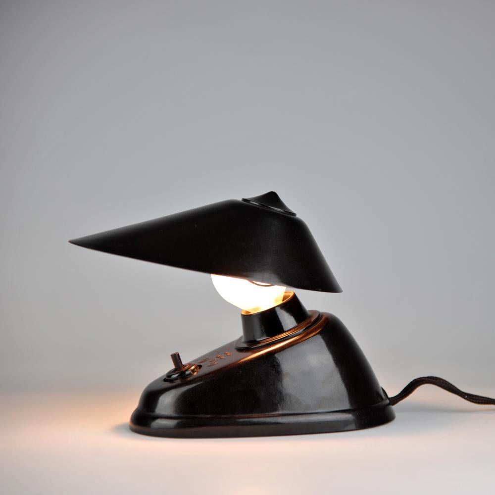 Small Art Deco Bakelite Articulated Table or Wall Light, Streamline In Good Condition For Sale In Crespieres, FR