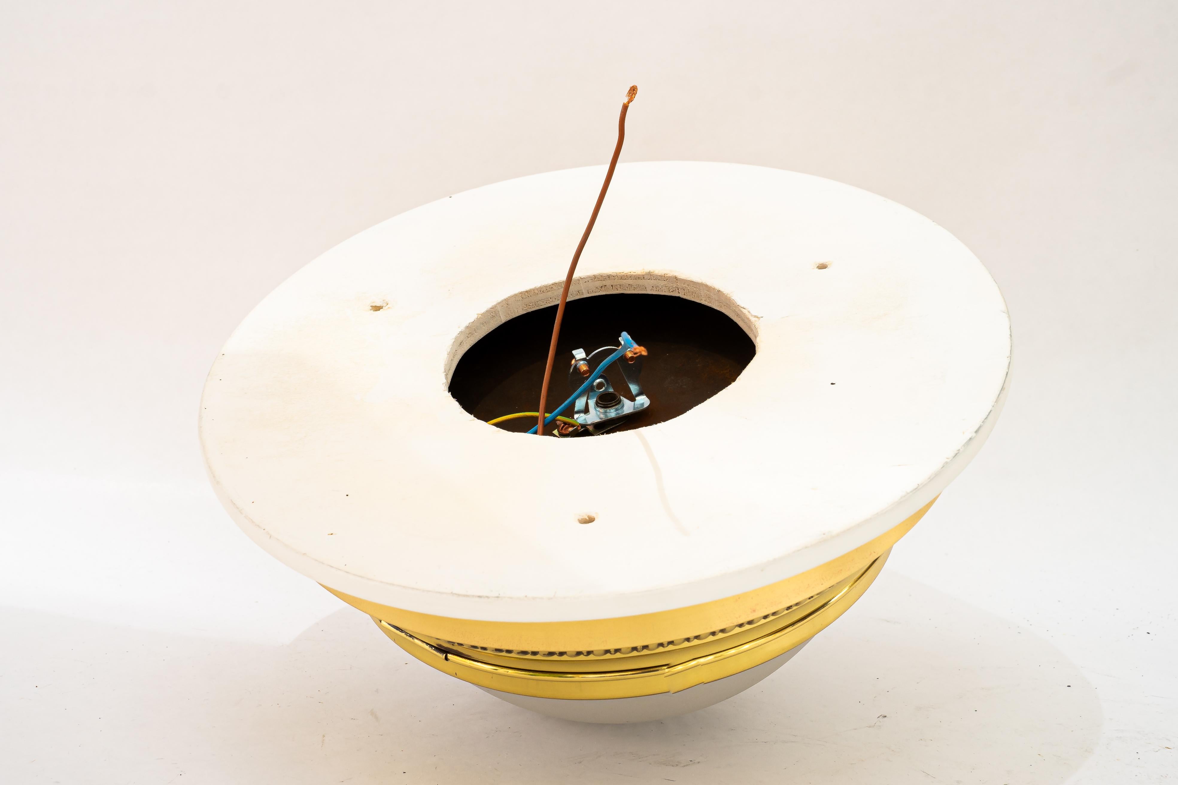 2 plafonniers art déco avec abat-jour en verre taillé viennois vers les années 1920 en vente 3
