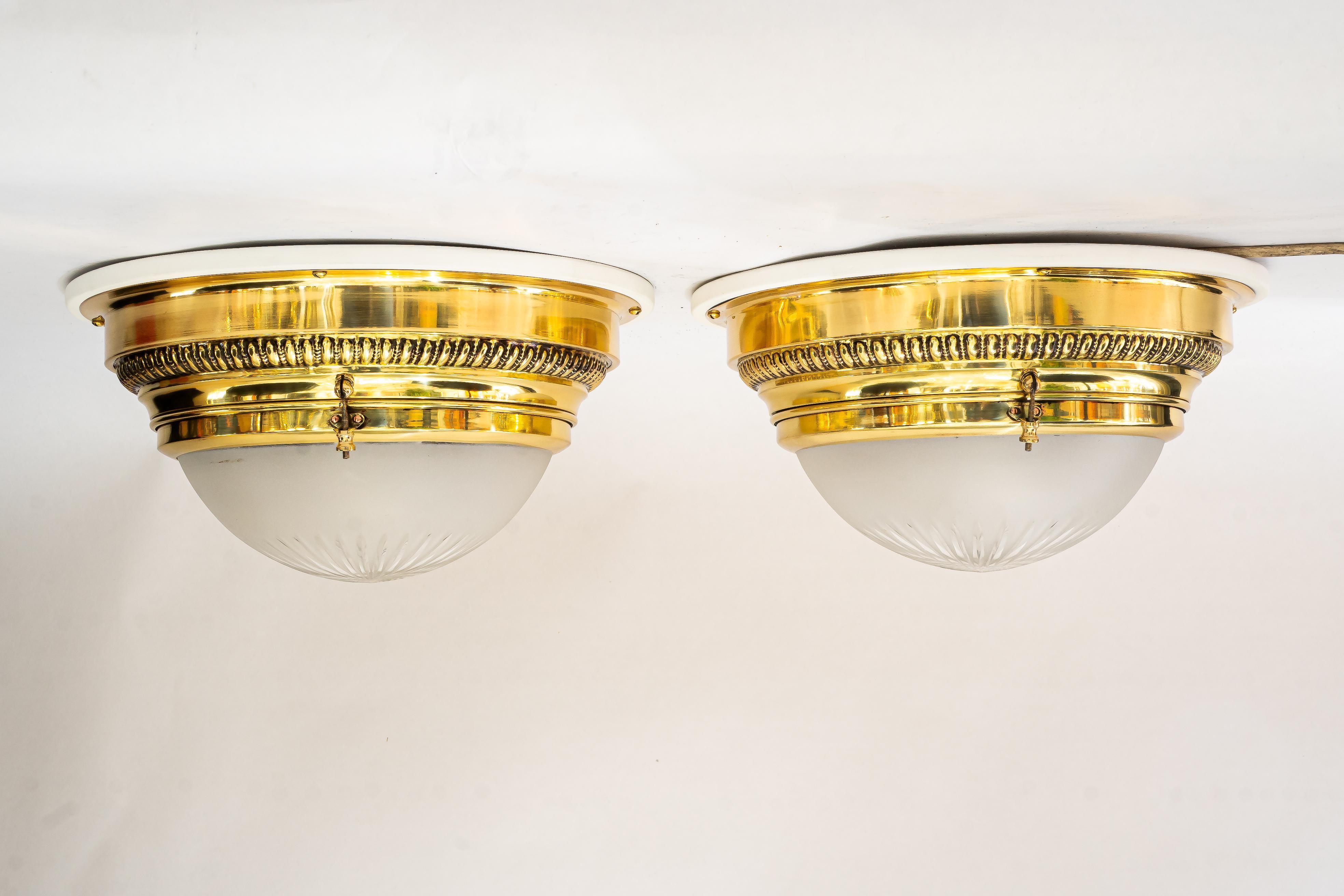 2 plafonniers art déco avec abat-jour en verre taillé viennois vers les années 1920
Laiton poli et émaillé au four
Abat-jour en verre d'origine
Plaque de bois originale peinte en blanc