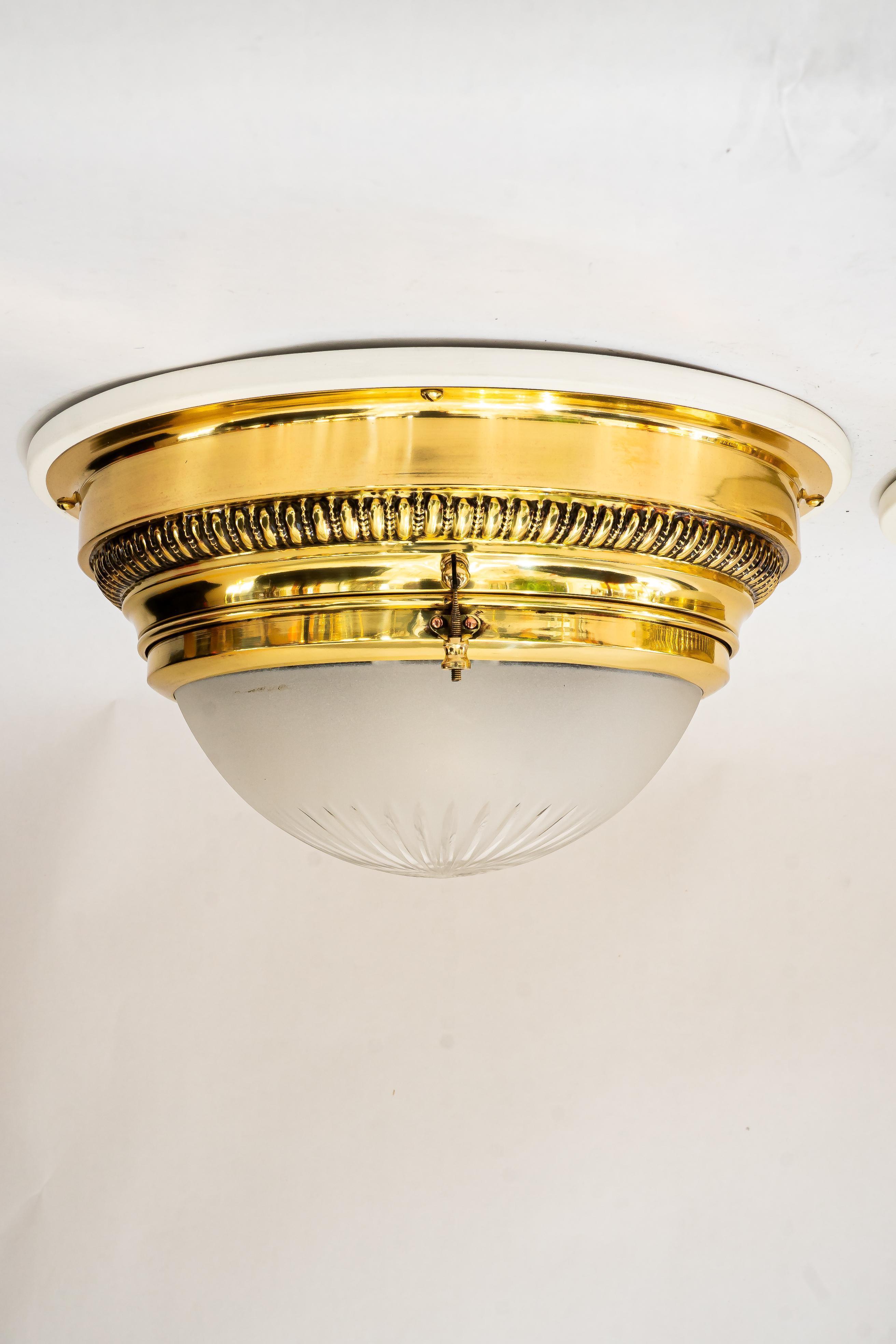 Laqué 2 plafonniers art déco avec abat-jour en verre taillé viennois vers les années 1920 en vente