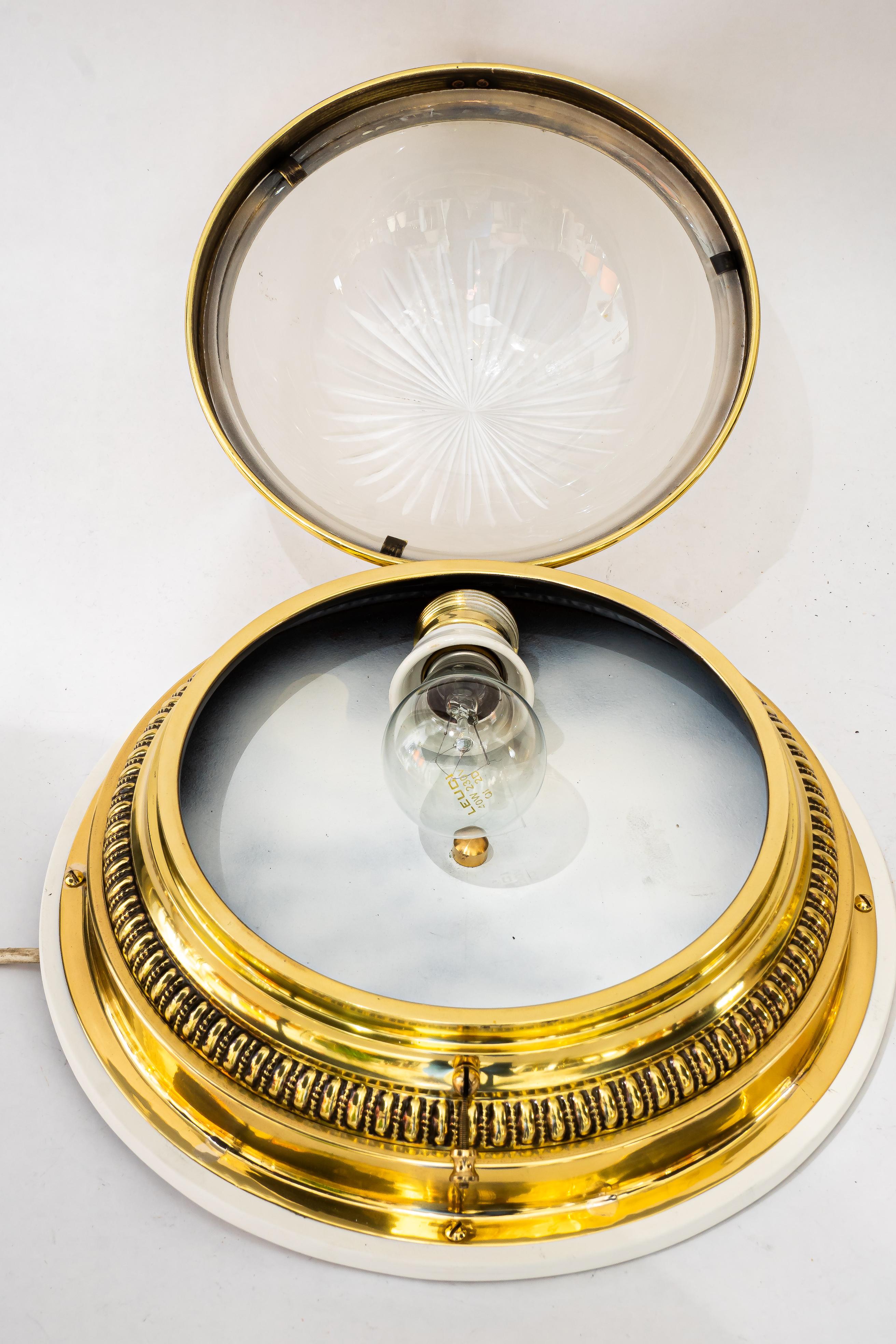 2 plafonniers art déco avec abat-jour en verre taillé viennois vers les années 1920 Bon état - En vente à Wien, AT