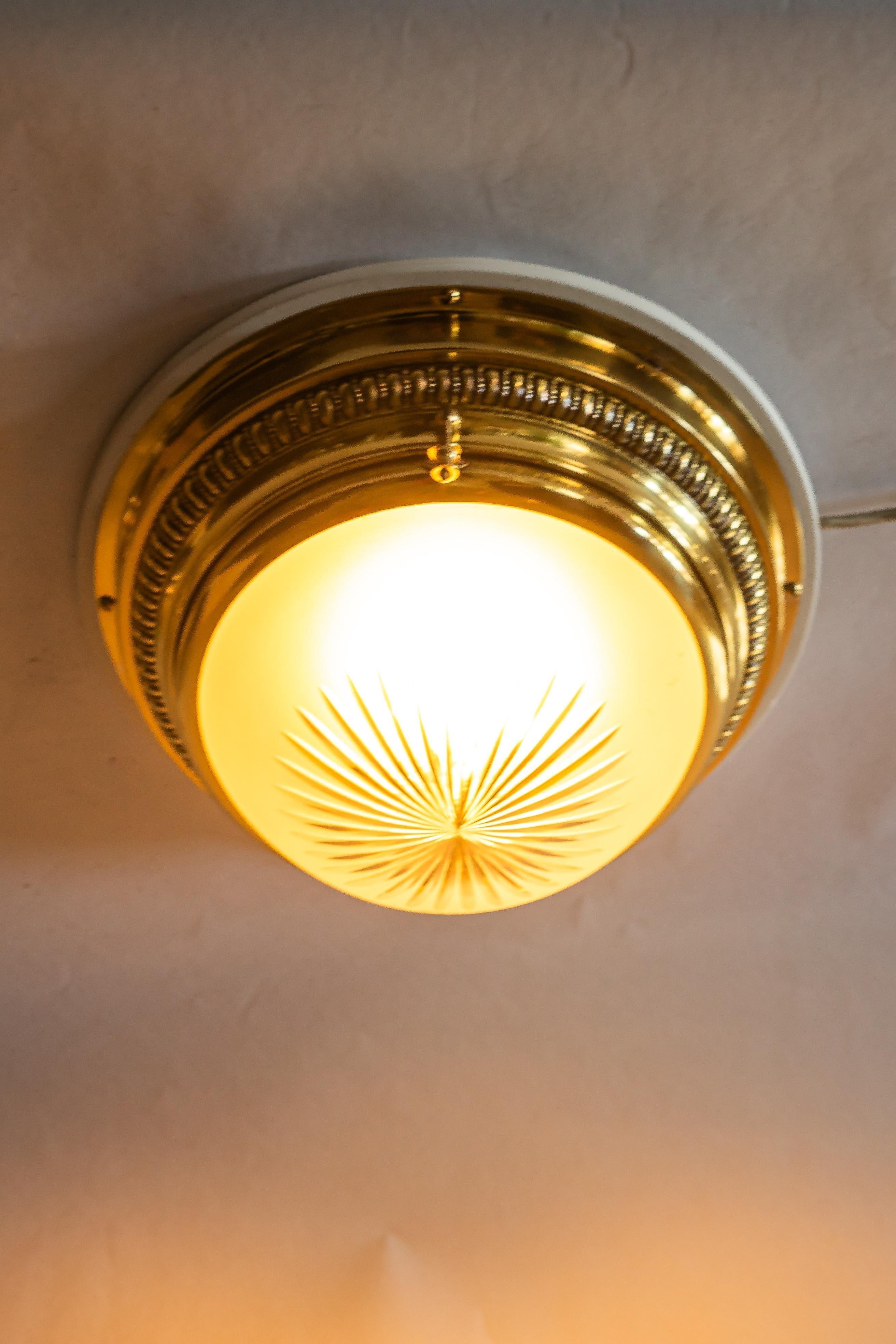 2 plafonniers art déco avec abat-jour en verre taillé viennois vers les années 1920 en vente 1